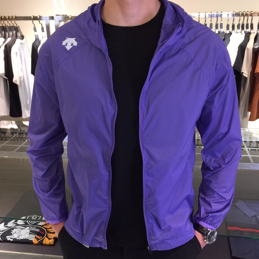 NO:439842,Desant's new summer sun protection suit is coming!  The fabric after the fine blending feels smooth and firm, light and breathable, and it also plays an outdoor sun protection role, combining natural beauty and comfort. The upper body style is cut cleanly and cleanly, showing a different hazy structural beauty on the clear and refreshing fabric. It is exquisite but not abrupt, and it is well integrated with the clothes. It is also essential to have a decent and elegant summer sun protection suit in the wardrobe!  Black/white/dark green/purple!  Size M~XXXL (model 175/125 catties wear M), alexander wang19860909迪桑特2025夏季新款防晒服来袭！通过精工混纺之后的面料,手感细滑坚挺,轻薄、透气性强,同时又起到户外防晒作用,兼具自然美感跟舒适度.上身版型裁剪简洁干净,在清透净爽的面料上显现出了不一样朦胧的结构性美感来.精致却不显突兀,很好的与衣服合为一体.衣柜中拥有一件得体风度翩翩的夏日防晒服也是必不可少的！黑色/白色/暗绿色/紫色！尺码M～XXXL（模特175/125斤穿M）,,alexander wang,Men's clothing