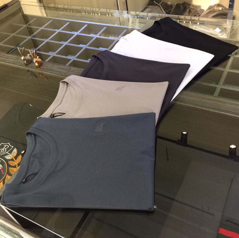 NO:486120,The new summer product of Fat Brother B’s Gospel of Fat Brother in the B family, kill all versions in seconds!  Classic and fashionable versatile round neck short sleeves, exquisite three-dimensional stunning horse logo embroidery design on the chest!  Customized mulberry silk ten-silk super soft fabric. Basic base shirts are indispensable for men's wardrobes. They can be matched with various clothing anytime and anywhere to meet your daily needs. The fabrics and factories we choose are all used by first-tier brands, so we recommend buying them!  Black/white/dark grey/light grey/blue!  Size M~4XL (model/125 catties wear M), T-shirt, alexander wang19860909B家胖哥哥福音夏季新品 秒杀一切版本！经典时尚百搭圆领短袖 胸前精美立体人马Logo刺绣设计！订制桑蚕丝天丝超柔软面料 男人的衣柜都少不了基础打底衫 随时随地都可以拿来搭配各种服饰 满足您日常生活需求.我们所选择的面料及工厂都是一线品牌所使用的,推荐入手！黑色/白色/深灰色/浅灰色/兰色！尺码M～4XL（模特/125斤穿M）,,T-shirt,alexander wang,Men's clothing