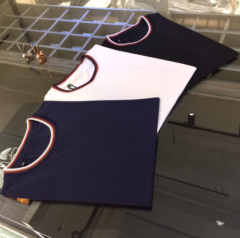 NO:486124,Ajia 2025 summer new round neck short-sleeved shirt, high-quality mercerized cotton blend material!  Exquisite threaded splicing!  High quality is naturally everyone’s first choice. A clean version design!  Simple is not simple!  Luxury temperament!  The upper body is invincible and soft, caring for your skin. It is soft and comfortable. The upper body is excellent. A must-have for urban casual business!  Black/white/dark blue!  Size M~XXXL (model/125 catties wear M), T-shirt, alexander wang19860909A家2025夏季新款圆领短袖衫 上等丝光棉混纺材质！精美螺纹拼接！高品质自然是大家的首选 净版设计！简约不简单！奢华气质！上身无敌柔软 呵护着您的肌肤. 柔软舒适.上身效果超棒. 都市休闲商务必备款！黑色/白色/深蓝色！尺码M～XXXL（模特/125斤穿M）,,T-shirt,alexander wang,Men's clothing