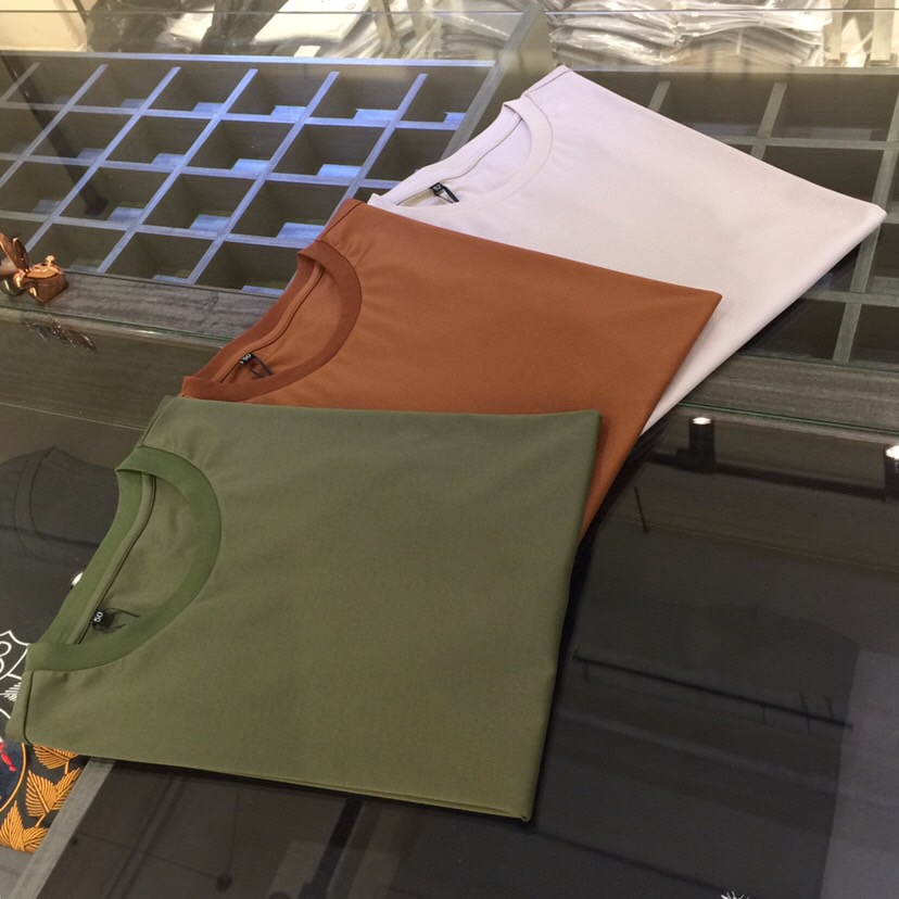 NO:486131,The gospel of the fat brother of LP family is recommended!  The latest series of 2025AW, versatile commuting to work, elegant design, a must-have for business elites, using tensile long velvet cotton-length foot fabric, Wen Ru soft, delicate and soft, the upper body is naturally comfortable, round neck business casual slim fit style, can be worn during business or leisure, exquisite logo design at the hem!  It highlights the overall styling and body-slimming feeling. The overall craftsmanship line is really impeccable. This round-neck fashion all adds points to urban fashion people and has a more gentlemanly charm!  Apricot/coffee/green!  Size M~4XL (model/125 catties wear M), loro piana, alexander wang19860909LP家胖哥哥福音重磅推荐！2025AW最新系列 上班通勤百搭 富于优雅的设计感 商务精英必备 采用天丝长绒棉齐脚面料 温儒柔软 细腻柔软 上身自然是舒适 圆领商务休闲修身款 无论是商务还是休闲时候都可穿搭 下摆处精美logo设计！非常的凸显整体的造型感以及修身上身感 整体的工艺车线真的是无可挑剔的 这样的一款圆领时装 无不为都市时尚人士加分 更加的绅士韵味十足范！杏色/咖色/绿色！尺码M～4XL（模特/125斤穿M）,,loro piana,alexander wang,Men's clothing