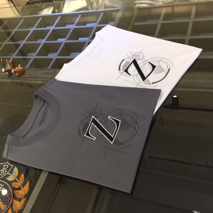 NO:486134,Zejia's new summer 2025 product, instantly kill all versions!  Classic and fashionable versatile round neck short sleeves, exquisite three-dimensional thread embroidered logo design on the chest!  Custom silk-blend soft fabric with hem split design!  Basic base shirts are indispensable for men's wardrobe. They can be matched with various clothing anytime and anywhere to meet your daily needs. The fabrics and factories we choose are all used by first-tier brands, so we recommend buying them!  Black/white!  Size M~XXXL (model/125 catties wear M), T-shirt, alexander wang19860909Ze家2025夏季新品 秒杀一切版本！经典时尚百搭圆领短袖 胸前精美立体线绣Logo设计！订制蚕丝混纺柔软面料 下摆分叉设计！男人的衣柜都少不了基础打底衫 随时随地都可以拿来搭配各种服饰 满足您日常生活需求.我们所选择的面料及工厂都是一线品牌所使用的,推荐入手！黑色/白色！尺码M～XXXL（模特/125斤穿M）,,T-shirt,alexander wang,Men's clothing