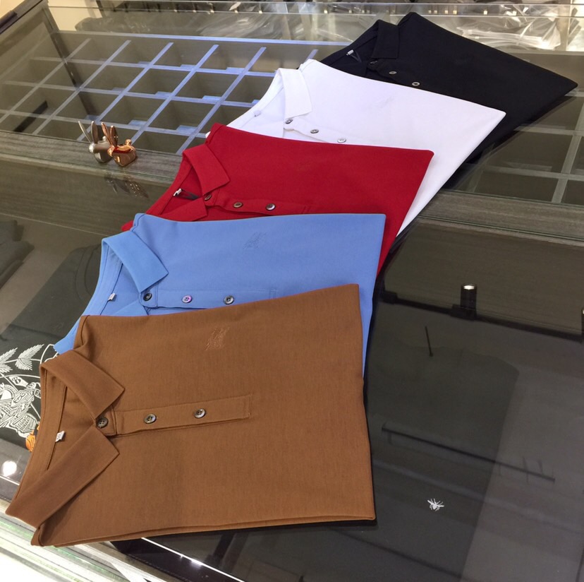 NO:486112,B Family’s latest short-sleeved lapel shirt is released in summer 2025!  High-end mercerized bead floor cotton fabric, breathable, comfortable, delicate and soft, all original customized products, chest embroidery logo design!  High-end quality!  High-quality shipment, fashionable and stylish upper body!  Black/white/red/blue/coffee!  Size M~XXXL (model/125 catties wear M), T-shirt, alexander wang19860909B家2025夏季最新发布短袖翻领衫！高档丝光珠地棉面料,透气舒适细腻柔软,面料,辅料全部原版定制出品,胸前刺绣Logo设计！品质高端！高品质出货,上身时尚有型！黑色/白色/红色/蓝色/咖色！尺码M～XXXL（模特/125斤穿M）,,T-shirt,alexander wang,Men's clothing