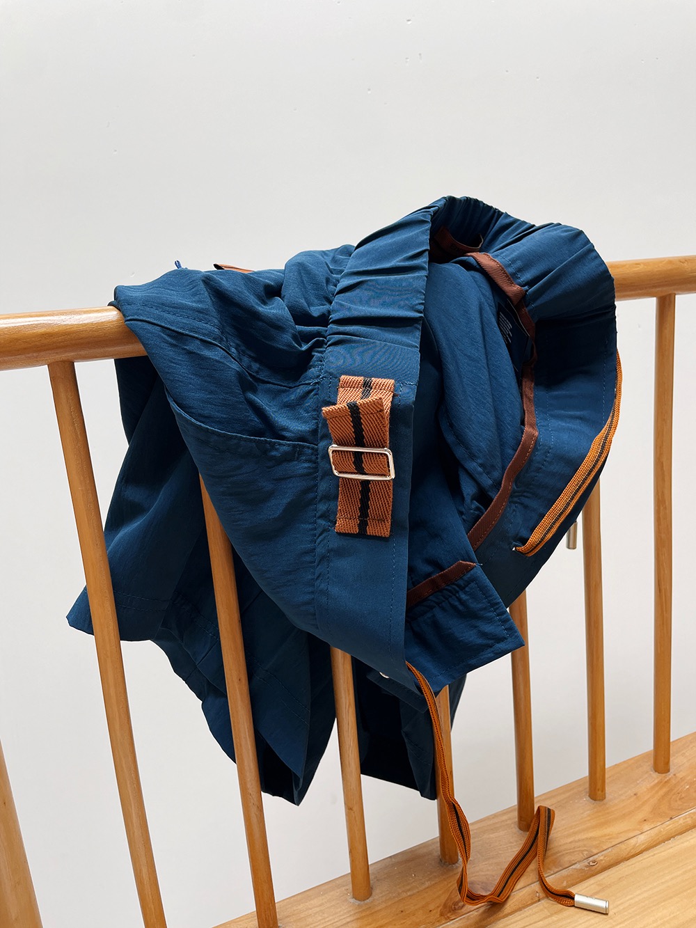 NO:486117,Ze Danish actor Mai International endorsement model Fabric 35 nylon + polyester fiber 65 originated from high-end casual shorts in Italy. The store price is 6,000+. Business and leisure and outdoor elements collide. Judging from the model's upper body effect, this model is not only of age or gender. The effect of the upper body is very outstanding. A total of five colors are made, the same color as Italy. They are all made of high saturation color spinning. Not only does it not change color, but the high saturation of the color is higher than the higher layer on the market. This color is really sunny and casual in summer. This simple pair of casual shorts is difficult to craft details. The simpler the process, the more difficult it is. For the factory now, the assembly line is not willing to accept complexity. In order to make the original style, we have found a lot of twenty factories. Today, we can ship it, and the high goods are definitely not ordinary.  Customized quad buckles are made of very copper buckles, which are more stable and will not fall off easily. The zipper on the placket is an authentic YKK zipper with guaranteed quality. The inner lining is treated with edge-covered strips. zz Suga Road Series, using 0.28-thick webbing, which makes it more high-end. This casual shorts are crisp in style and are equipped with adjustable side buckles. The brand logo of Highway 232 on both sides brings its fashionable and exquisiteness to the extreme and maintains its beautiful appearance. The mid-length boxer is made of a finely tailored structure, with excellent performance and unique style, adding a little graphic element to the neat design. The shorts are made of soft quick-drying fabric, with brown-brown, blue-blue, Angre red, off-white, and medium yellow Size chart M Waist 80 Hips 106 Leg circumference 67 Trousers 50 L Waist circumference 84 Hips circumference 110 Leg circumference 69  Pants length 51 XL waist 88 hip circumference 114 leg circumference 70 pants length 52 XXL waist circumference 92 hip circumference 118 leg circumference 72 pants length 53,,shorts,alexander wang19860909Ze家丹麦演员麦叔国际代言款 面料35锦纶+聚酯纤维65 源于意在利高奢级休闲短裤 店内的售价在6000+ 商务休闲和户外元素相碰撞 看模特上身效果,本款不分年龄不分性别 上身的效果非常出彩 总共做五个颜色,跟意大利是同一个色彩出来 都做高饱和度色纺,不仅不变色,色彩的高饱和度跟市面上的更高一层 这个颜色夏天上身真的很阳光很休闲 这款简简单单一条休闲短裤,却是高难工艺细节 越是简单越不易做 对于现在工厂讲究流水线,不愿意接受复杂做我们为了做出原汁原味同款,找了不少了二十各种工厂 而今天能出货,并且做的这般高货一定不一般 定制四合扣,是用非常的铜扣,更加稳固,不会轻易就脱落 门襟的拉链是正版的YKK拉链,品质有保证 内里采用包边包条处理 zz菅度道路系列,使用0.28厚度织带,更显高级感 这款休闲短裤版型挺括,配以可调节侧扣 两侧饰有 232 号公路品牌标识, 将它的时尚精致发挥到极致,保持外形优美的. 中长款平角裤采用精裁结构,性能优良,别具一格, 为利落设计增添些许图形元素. 这款短裤采用柔软的速干面料制成, 颜色棕咖色、青蓝色、安格红、灰白色、中黄色 尺码表 M 腰围80 臀围106 腿围67 裤长50 L 腰围84 臀围110 腿围69 裤长51 XL 腰围88 臀围114 腿围70 裤长52 XXL 腰围92 臀围118 腿围72 裤长53,,shorts,alexander wang,Men's clothing