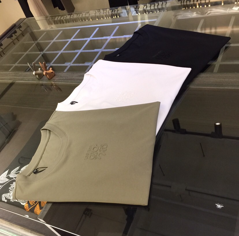 NO:448877,The new summer product of the Fat Brother Luo family’s Gospel, kill all versions in seconds!  Classic and fashionable versatile round neck short sleeves, exquisite three-dimensional logo design on the chest!  Customized silk-blend soft fabrics. Basic base shirts are indispensable for men's wardrobes. They can be matched with various clothing anytime and anywhere to meet your daily needs. The fabrics and factories we choose are all used by first-tier brands, so we recommend buying them!  Black/white/gray green!  Size M~4XL (model/125 catties wear M), loewe, T-shirt, alexander wang19860909罗家胖哥哥福音夏季新品 秒杀一切版本！经典时尚百搭圆领短袖 胸前精美立体Logo设计！订制蚕丝混纺柔软面料 男人的衣柜都少不了基础打底衫 随时随地都可以拿来搭配各种服饰 满足您日常生活需求.我们所选择的面料及工厂都是一线品牌所使用的,推荐入手！黑色/白色/灰绿色！尺码M～4XL（模特/125斤穿M）,,loewe,T-shirt,alexander wang,Men's clothing