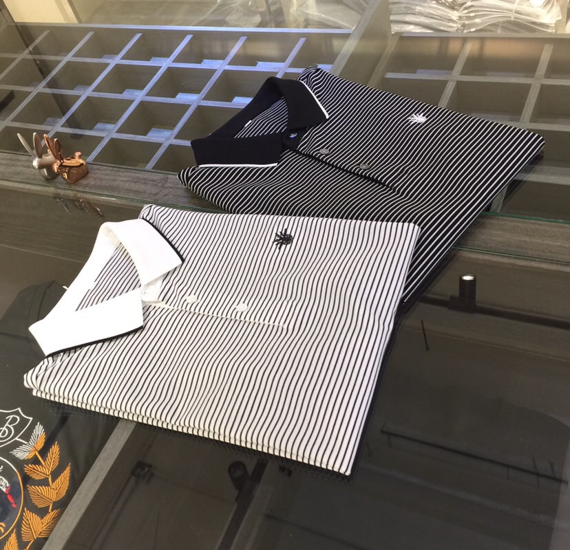 NO:448845,Dijia’s important recommendation!  The latest series of 2025AW, versatile commuting at work, elegant design, a must-have for business elites, striped design integrated into one!  Exquisite embroidered logo on the chest!  It uses imported double mercerated bead floor cotton fabric. Wen Ru is soft, delicate and soft. The upper body is naturally comfortable. The lapel business casual slim fit can be worn both in business and leisure. It highlights the overall styling and slim feel. The overall craftsmanship line is really impeccable. This kind of lapel fashion adds points to urban fashion people and has a more gentlemanly charm!  Black/white!  Size M~XXXL (model/125 catties wear M), dior, alexander wang19860909迪家重磅推荐！2025AW最新系列 上班通勤百搭 富于优雅的设计感 商务精英必备 条纹设计一体成型！胸前精致刺绣Logo！采用进口双丝光珠地棉面料 温儒柔软 细腻柔软 上身自然是舒适 翻领商务休闲修身款 无论是商务还是休闲时候都可穿搭 非常的凸显整体的造型感以及修身上身感 整体的工艺车线真的是无可挑剔的 这样的一款翻领时装 无不为都市时尚人士加分 更加的绅士韵味十足范！黑色/白色！尺码M～XXXL（模特/125斤穿M）,,dior,alexander wang,Men's clothing