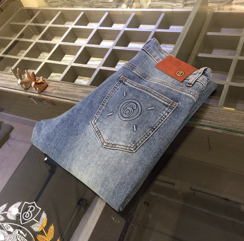 NO:486148,Mo's high-end series of trade channels!  European custom version 2025 summer new jeans, the upper body effect is great, original hardware!  Fashionable and stylish. The fabric is pure cotton denim with micro elasticity, comfortable and breathable. It cannot pill. The latest element design in 25 years and the selection of hardware are also selected. The cool men in magazines wear casual shirts and cool casual shoes. They are full of vitality and youthful style. Even if they are older, they are perfectly competent. They are really casual and masculine!  Size 32~3837.,,jeans,alexander wang19860909Mo家高端系列贸易渠道货！欧洲定制版 2025夏季新款牛仔裤 上身效果非常的棒 原版五金！时尚而有型 面料是纯棉牛仔布 带微弹性 舒适透气 不会起球 25年最新元素设计 以及五金的选材上也都是精选高等级五金 喜爱杂志中酷酷的男人 穿着休闲衬衣 搭配酷酷休闲鞋 一身活力四射的青春范 即使年纪大点此款也完全可以胜任 真是怎么搭怎么率性男人味十足！尺码32～3837.,,jeans,alexander wang,Men's clothing