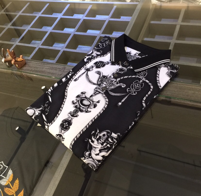 NO:486156,Fanjia’s latest short-sleeved lapel shirt in summer 2025!  High-end silk cotton fabric, breathable, comfortable, delicate and soft, all original customized products, and high-end digital printing of the whole dress!  High-end quality!  High-quality shipment, fashionable and stylish upper body!  Size M~XXXL (model/125 catties wear M), T-shirt, alexander wang19860909范家2025夏季最新发布短袖翻领衫！高档天丝棉面料,透气舒适细腻柔软,面料,辅料全部原版定制出品,整衣高档数码印花！品质高端！高品质出货,上身时尚有型！尺码M～XXXL（模特/125斤穿M）,,T-shirt,alexander wang,Men's clothing