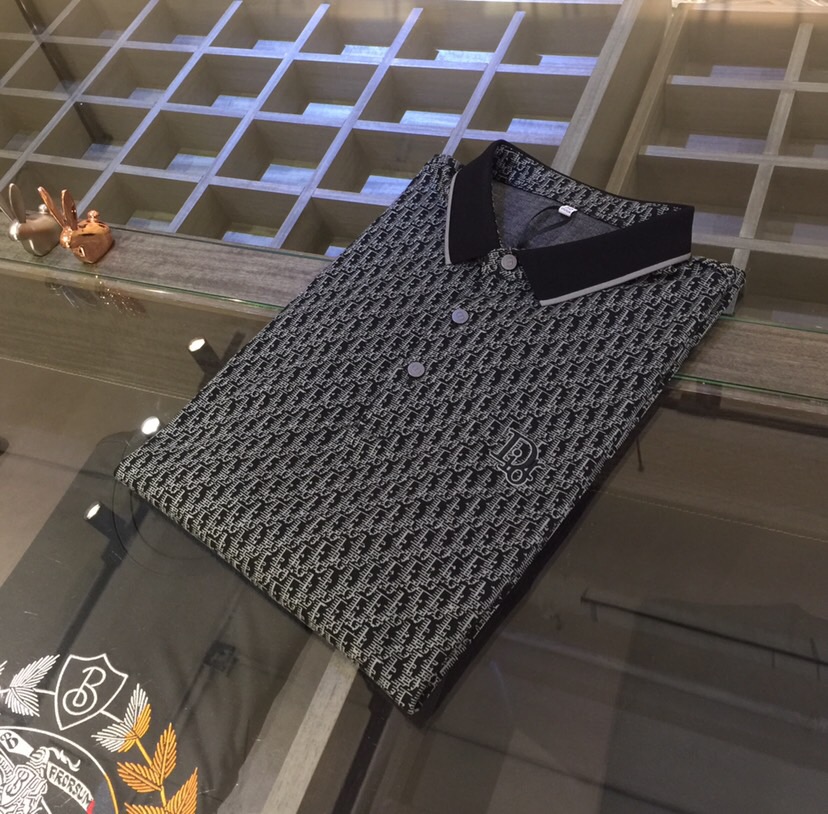 NO:486160,Dijia’s latest short-sleeved lapel shirt in summer 2025!  High-end Tennis Bead Floor Cotton fabric, breathable, comfortable, delicate and soft, all original customized products, and the chest brand logo embroidery craftsmanship!  Jacquard clothes!  High-end quality!  High-quality shipment, fashionable and stylish upper body!  Size M~XXXL (model/125 catties wear M), dior, T-shirt, alexander wang19860909迪家2025夏季最新发布短袖翻领衫！高档天丝珠地棉面料,透气舒适细腻柔软,面料,辅料全部原版定制出品,胸前品牌Logo刺绣工艺！衣身提花！品质高端！高品质出货,上身时尚有型！尺码M～XXXL（模特/125斤穿M）,,dior,T-shirt,alexander wang,Men's clothing