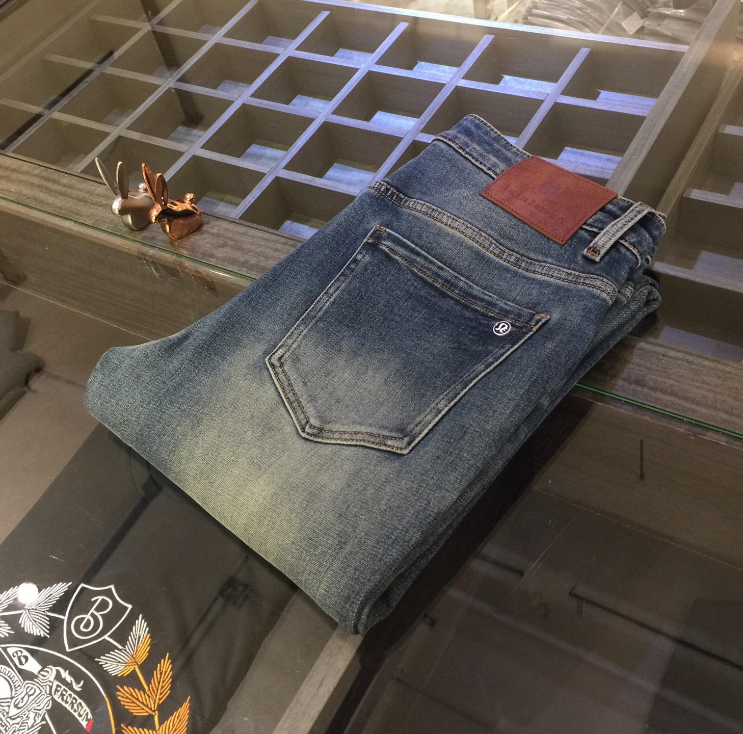 NO:517694,Lujia high-end series of trade channels!  European custom version 2025 autumn and winter new jeans, the upper body effect is very good, original hardware!  Fashionable and stylish. The fabric is pure cotton denim with micro elasticity, comfortable and breathable. It cannot pill. The latest element design in 25 years and the selection of hardware are also selected. The cool men in magazines wear casual shirts and cool casual shoes. They are full of vitality and youthful style. Even if they are older, they are perfectly competent. They are really casual and masculine!  Size 28~3837. (Model 175/125 catties wear 30), jeans,alexander wang19860909lu家高端系列贸易渠道货！欧洲定制版 2025秋冬新款牛仔裤 上身效果非常的棒 原版五金！时尚而有型 面料是纯棉牛仔布 带微弹性 舒适透气 不会起球 25年最新元素设计 以及五金的选材上也都是精选高等级五金 喜爱杂志中酷酷的男人 穿着休闲衬衣 搭配酷酷休闲鞋 一身活力四射的青春范 即使年纪大点此款也完全可以胜任 真是怎么搭怎么率性男人味十足！尺码28～3837.（模特175/125斤穿30）,,jeans,alexander wang,Men's clothing