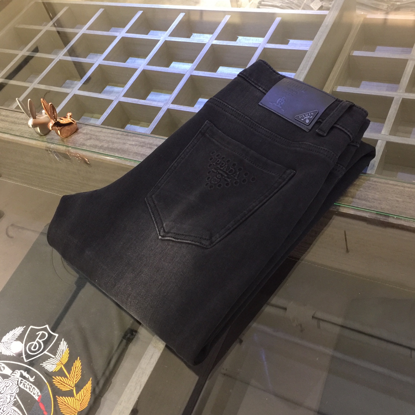 NO:517698,Pjia high-end series of trade channels!  European custom version 2025 autumn and winter new jeans, the upper body effect is very good, original hardware!  Fashionable and stylish. The fabric is pure cotton denim with micro elasticity, comfortable and breathable. It cannot pill. The latest element design in 25 years and the selection of hardware are also selected. The cool men in magazines wear casual shirts and cool casual shoes. They are full of vitality and youthful style. Even if they are older, they are perfectly competent. They are really casual and masculine!  Size 28~3837. (Model 175/125 catties wear 30), jeans,alexander wang19860909P家高端系列贸易渠道货！欧洲定制版 2025秋冬新款牛仔裤 上身效果非常的棒 原版五金！时尚而有型 面料是纯棉牛仔布 带微弹性 舒适透气 不会起球 25年最新元素设计 以及五金的选材上也都是精选高等级五金 喜爱杂志中酷酷的男人 穿着休闲衬衣 搭配酷酷休闲鞋 一身活力四射的青春范 即使年纪大点此款也完全可以胜任 真是怎么搭怎么率性男人味十足！尺码28～3837.（模特175/125斤穿30）,,jeans,alexander wang,Men's clothing