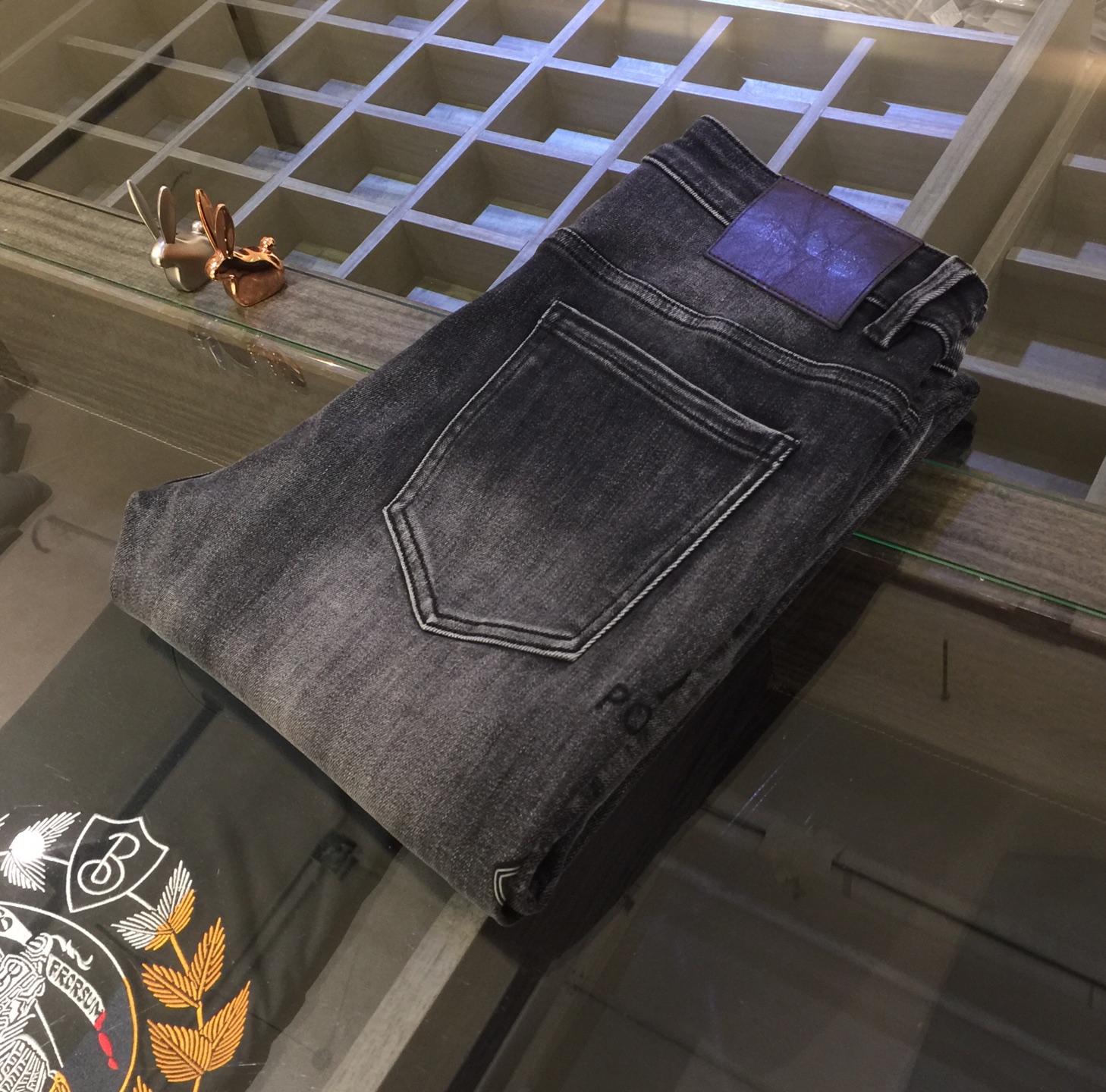 NO:517702,Mo's high-end series of trade channels!  European custom version 2025 autumn and winter new jeans, the upper body effect is very good, original hardware!  Fashionable and stylish. The fabric is pure cotton denim with micro elasticity, comfortable and breathable. It cannot pill. The latest element design in 25 years and the selection of hardware are also selected. The cool men in magazines wear casual shirts and cool casual shoes. They are full of vitality and youthful style. Even if they are older, they are perfectly competent. They are really casual and masculine!  Size 28~3837. (Model 175/125 catties wear 30), jeans,alexander wang19860909Mo家高端系列贸易渠道货！欧洲定制版 2025秋冬新款牛仔裤 上身效果非常的棒 原版五金！时尚而有型 面料是纯棉牛仔布 带微弹性 舒适透气 不会起球 25年最新元素设计 以及五金的选材上也都是精选高等级五金 喜爱杂志中酷酷的男人 穿着休闲衬衣 搭配酷酷休闲鞋 一身活力四射的青春范 即使年纪大点此款也完全可以胜任 真是怎么搭怎么率性男人味十足！尺码28～3837.（模特175/125斤穿30）,,jeans,alexander wang,Men's clothing