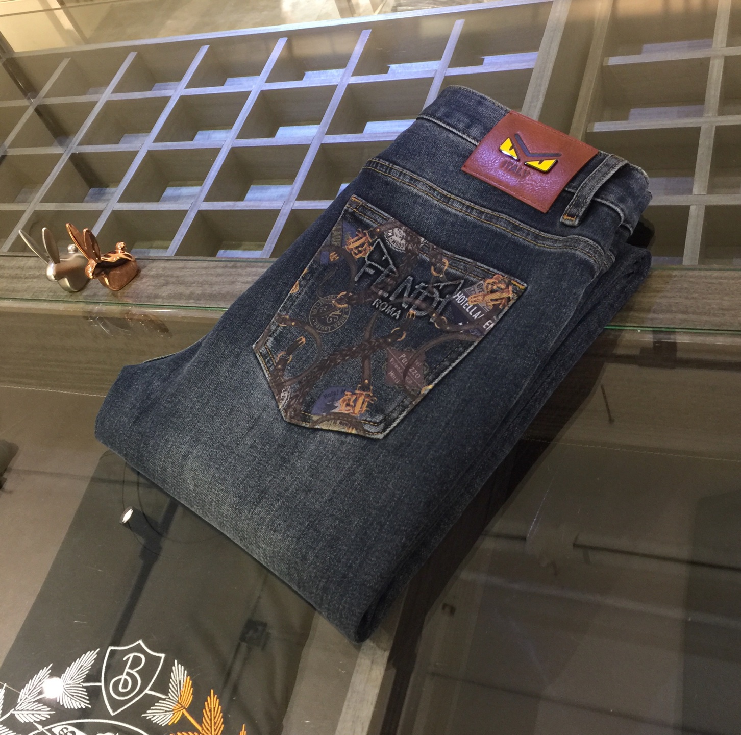 NO:517707,F-home high-end series of trade channels!  European custom version 2025 autumn and winter new jeans, the upper body effect is very good, original hardware!  Fashionable and stylish. The fabric is pure cotton denim with micro elasticity, comfortable and breathable. It cannot pill. The latest element design in 25 years and the selection of hardware are also selected. The cool men in magazines wear casual shirts and cool casual shoes. They are full of vitality and youthful style. Even if they are older, they are perfectly competent. They are really casual and masculine!  Size 28~3837. (Model 175/125 catties wear 30), fendi, jeans, alexander wang19860909F家高端系列贸易渠道货！欧洲定制版 2025秋冬新款牛仔裤 上身效果非常的棒 原版五金！时尚而有型 面料是纯棉牛仔布 带微弹性 舒适透气 不会起球 25年最新元素设计 以及五金的选材上也都是精选高等级五金 喜爱杂志中酷酷的男人 穿着休闲衬衣 搭配酷酷休闲鞋 一身活力四射的青春范 即使年纪大点此款也完全可以胜任 真是怎么搭怎么率性男人味十足！尺码28～3837.（模特175/125斤穿30）,,fendi,jeans,alexander wang,Men's clothing