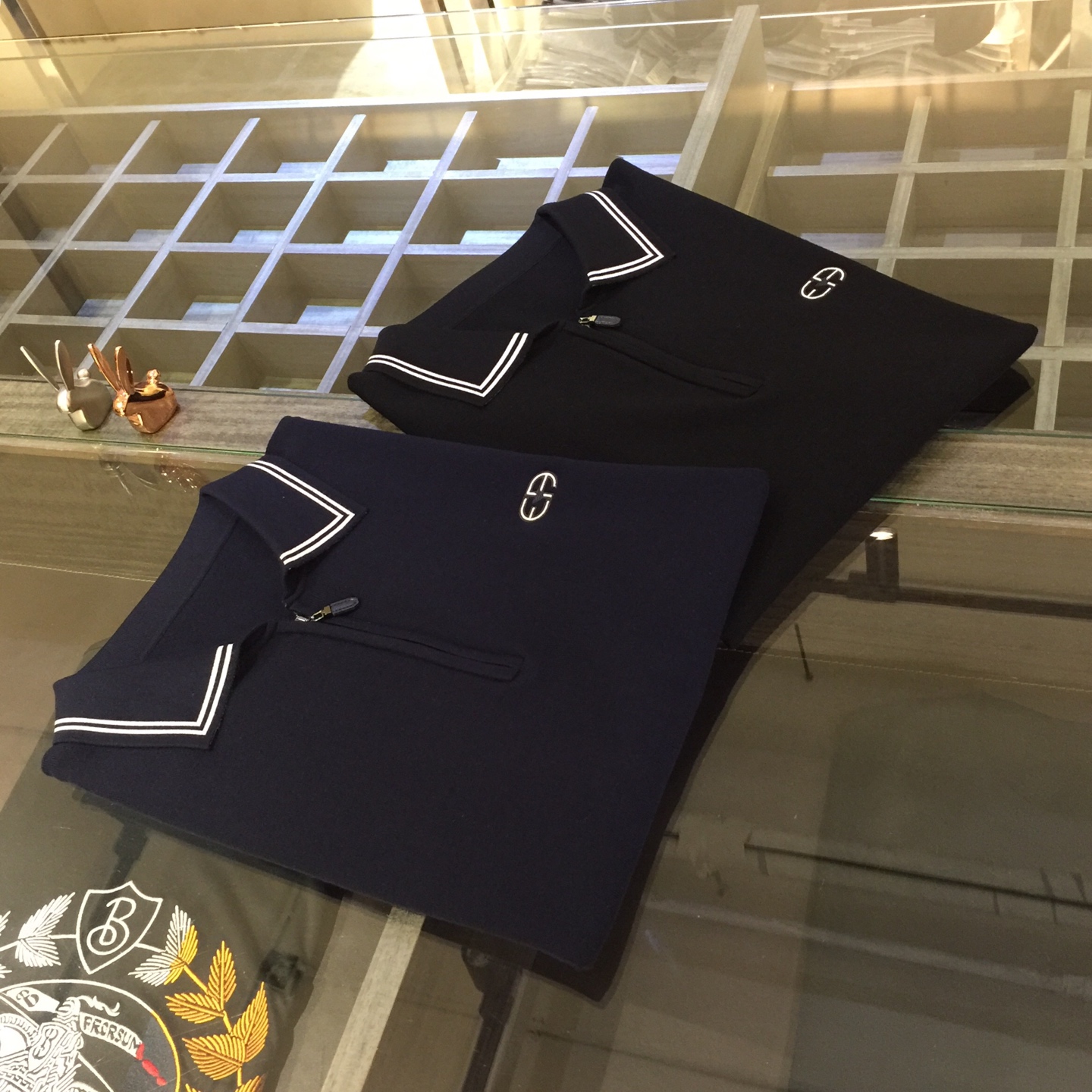 NO:517712,A home 2025 early autumn new half-sleeved lapel zipper sweater, high-quality wool mulberry silk blend material!  High quality is naturally everyone’s first choice. Three-dimensional logo design on the chest!  Luxury temperament!  The upper body is invincible and soft, caring for your skin. It is soft and comfortable. It is very warm. The upper body is excellent. It is a must-have for urban casual business!  Black/dark blue!  Size M~XXXL (model 175/125 catties wear M), sweaters, alexander wang19860909A家2025早秋新款半袖翻领拉链毛衣 上等绵羊毛桑蚕丝混纺材质！高品质自然是大家的首选 胸前立体Logo设计！奢华气质！上身无敌柔软 呵护着您的肌肤. 柔软舒适.非常保暖.上身效果超棒. 都市休闲商务必备款！黑色/深蓝色！尺码M～XXXL（模特175/125斤穿M）,,sweaters,alexander wang,Men's clothing