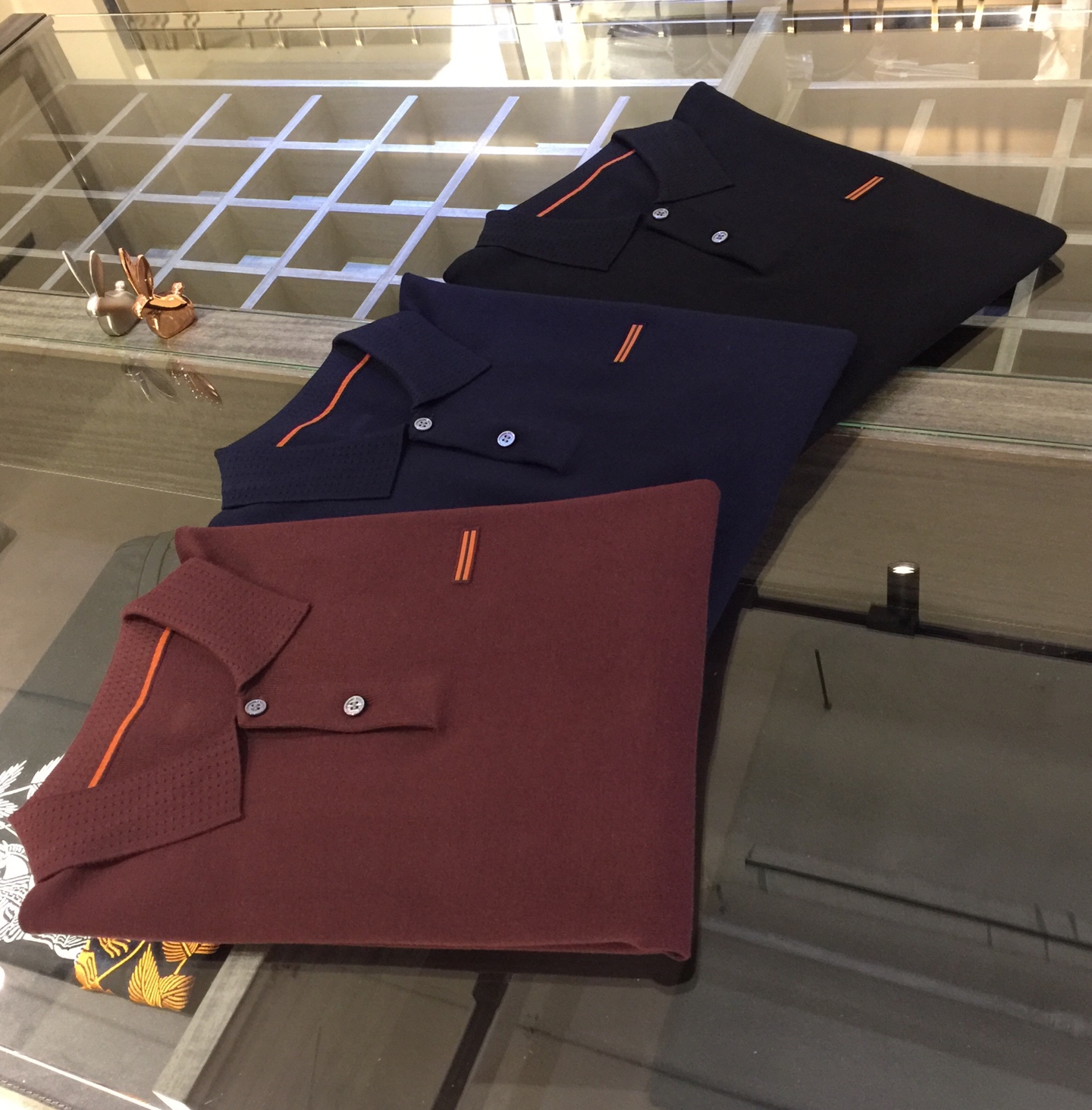 NO:517721,Ze Home 2025 early autumn new half-sleeved lapel sweater, high-quality wool mulberry silk blend material!  High quality is naturally everyone’s first choice. Luxury temperament!  The upper body is invincible and soft, caring for your skin. It is soft and comfortable. It is very warm. The upper body is excellent. It is a must-have for urban casual business!  Black/dark blue/burgundy!  Size M~XXXL (model 175/125 catties wear M), sweaters, alexander wang19860909Ze家2025早秋新款半袖翻领毛衣 上等绵羊毛桑蚕丝混纺材质！高品质自然是大家的首选 奢华气质！上身无敌柔软 呵护着您的肌肤. 柔软舒适.非常保暖.上身效果超棒. 都市休闲商务必备款！黑色/深蓝色/酒红色！尺码M～XXXL（模特175/125斤穿M）,,sweaters,alexander wang,Men's clothing