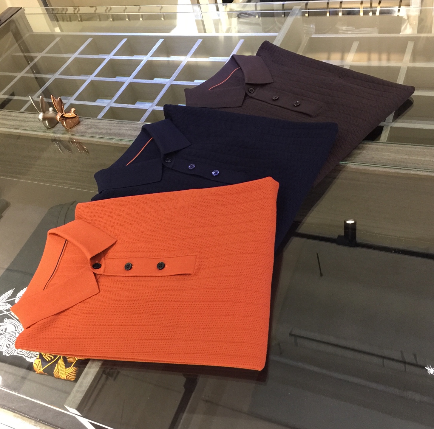 NO:517725,LP Home 2025 Early Autumn New Half-Sleeve Lapel Sweater High-quality Wool Mulberry Silk Blend Material!  High quality is naturally everyone’s first choice. Vertical striped crochet texture design!  Luxury temperament!  The upper body is invincible and soft, caring for your skin. It is soft and comfortable. It is very warm. The upper body is excellent. It is a must-have for urban casual business!  Brown/dark blue/orange red!  Size M~XXXL (model 175/125 catties wear M), loro piana, sweaters, alexander wang19860909LP家2025早秋新款半袖翻领毛衣 上等绵羊毛桑蚕丝混纺材质！高品质自然是大家的首选 竖条纹钩织纹理设计！奢华气质！上身无敌柔软 呵护着您的肌肤. 柔软舒适.非常保暖.上身效果超棒. 都市休闲商务必备款！棕色/深蓝色/橘红色！尺码M～XXXL（模特175/125斤穿M）,,loro piana,sweaters,alexander wang,Men's clothing