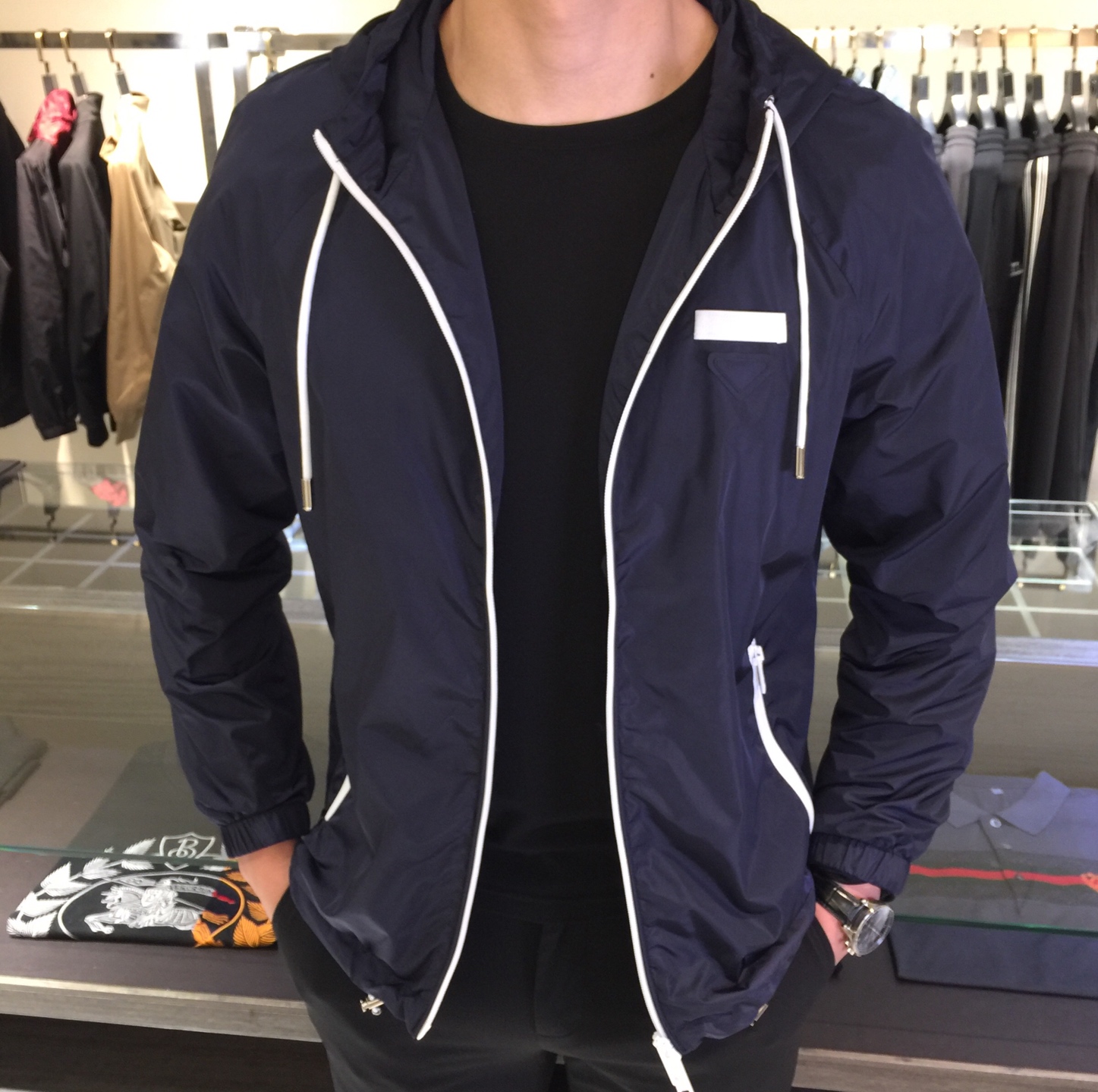 NO:517730,P family original list!  The latest hooded jacket in early autumn 2025!  Comfortable to wear, super texture, sports and leisure, a must-have for travel!  Wear for a long time, and the overall design is fashionable and simple!  Symbolizes the highest quality of the brand, classic and eternal!  Accept any kind of test!  Dark blue!  Size M~XXXL (model 175/125 catties wear M), Jackets & coats,hats,alexander wang19860909P家原单！2025早秋最新款连帽夹克！穿着舒适 质感超强 运动休闲,出行必备！穿着时间长,整体设计时尚简约！象征了品牌至高的品质,经典永恒！接受任何形式的考验！深蓝色！尺码M～XXXL（模特175/125斤穿M）,,jackets & coats,hats,alexander wang,Men's clothing