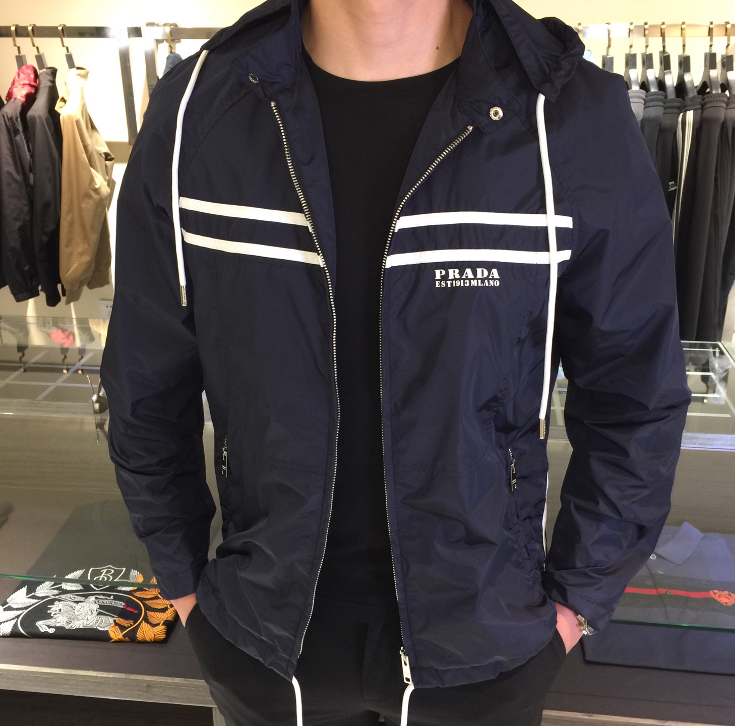 NO:517734,P family original list!  The latest hooded jacket in early autumn 2025 (hat is removable). Comfortable and super texture. Sports and leisure are essential for travel!  Wear for a long time, and the overall design is fashionable and simple!  Symbolizes the highest quality of the brand, classic and eternal!  Accept any kind of test!  Dark blue!  Size M~XXXL (model 175/125 catties wear M), Jackets & coats,hats,alexander wang19860909P家原单！2025早秋最新款连帽夹克（帽子可拆卸）.穿着舒适 质感超强 运动休闲,出行必备！穿着时间长,整体设计时尚简约！象征了品牌至高的品质,经典永恒！接受任何形式的考验！深蓝色！尺码M～XXXL（模特175/125斤穿M）,,jackets & coats,hats,alexander wang,Men's clothing