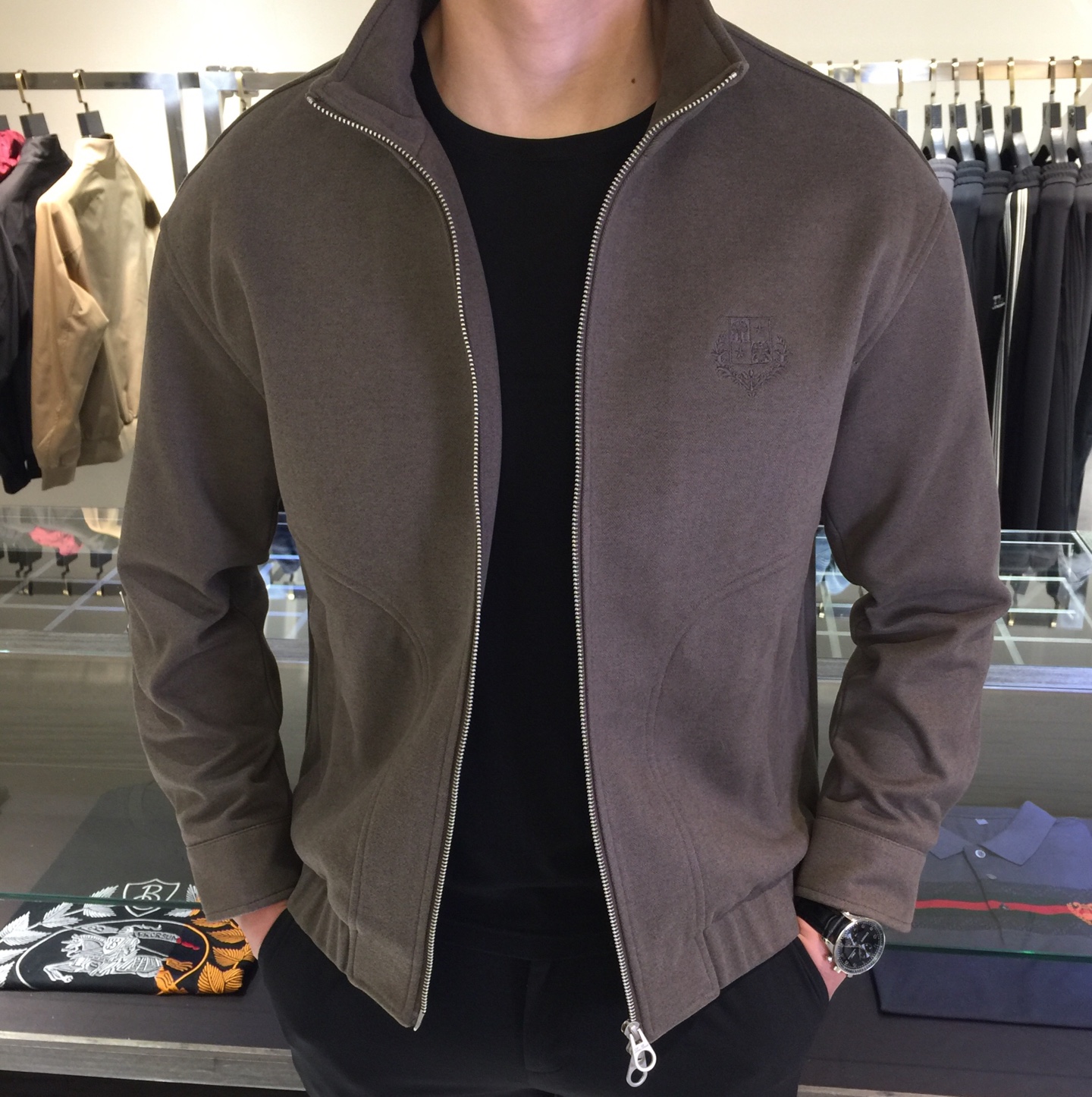 NO:517749,LP Home 2025 autumn and winter new jacket, fashionable wool stand-up collar jacket, full of three-dimensional sense. It has fashionable personality, exquisite craftsmanship, and creates extraordinary details. After complex craftsmanship, the fabric is a high-quality imported wool ferret blend. The fabric is affinity with the skin, sweat-absorbing and breathable, and has a good style!  The upper body has a very stable and mature temperament, versatile and age-reducing style, excellent workmanship, simple and generous, fashionable and age-reducing, atmospheric and fashionable!  Black/dark grey/coffee!  Size M~XXXL (model 175/125 catties wear M), loro piana, jackets & coats, alexander wang19860909LP家2025秋冬新款外套,时尚羊毛呢立领外套,立体感十足.个性时尚,精湛的工艺,缔造非凡的细节,经过复杂的工艺,面料成分是上等进口的羊脂绒混纺 面料亲和肌肤,吸汗又透气,版型精良！上身效果十分稳重成熟气质,百搭减龄款,做工超赞,简单大方,时尚减龄,大气时尚！黑色/深灰色/咖色！尺码M～XXXL（模特175/125斤穿M）,,loro piana,jackets & coats,alexander wang,Men's clothing