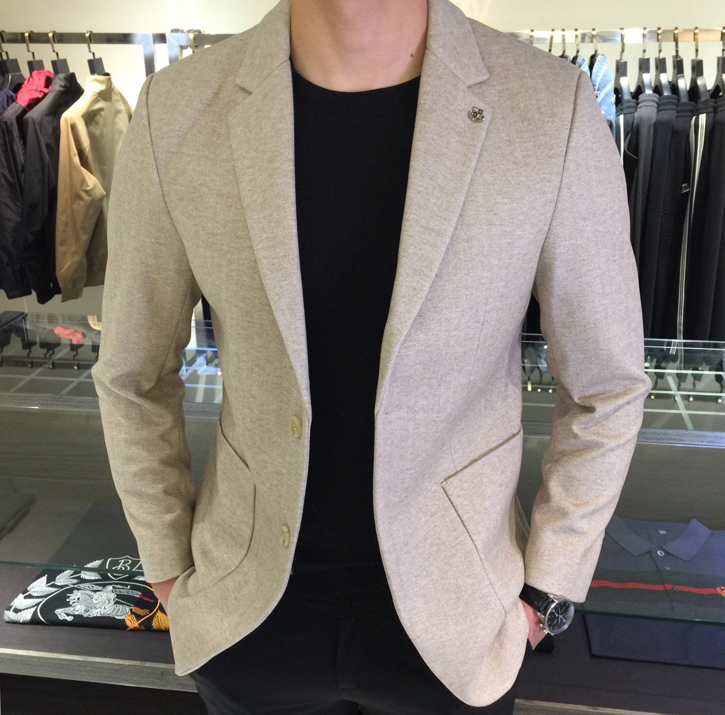 NO:517753,LP Home 2025 autumn and winter new suit!  The high-end custom suit and the aristocratic temperament interpreted by the new noble boy style, suitable for wearing on all occasions, we customize and create the most perfect details, formulate wool and cotton blended fabrics, and all the details are perfectly crafted!  Classic two-deductible, real-life shooting, no modifications!  Black/dark blue/card color!  Size M~XXXL (model 175/125 catties wear M), loro piana, business suit, alexander wang19860909LP家2025秋冬新品西装！高级定制西装、新派贵公子风范演绎出的贵族气质、适合各种场合穿着、我们定制打造最完美细节、制定羊毛棉混纺面料、所有细节做工完美！经典两扣款、实物拍摄,无任何修饰！黑色/深蓝色/卡色！尺码M～XXXL（模特175/125斤穿M）,,loro piana,business suit,alexander wang,Men's clothing