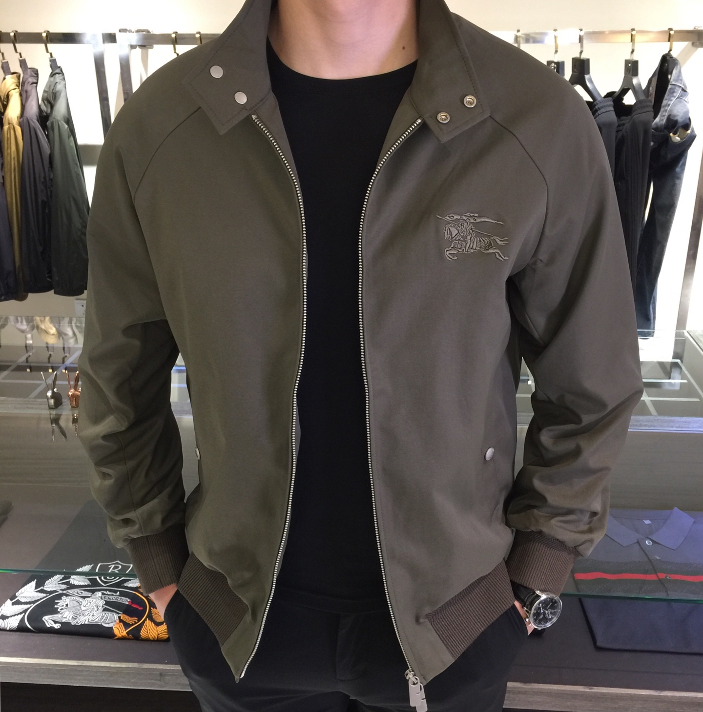 NO:521176,B Family 2025 autumn and winter new products, high-end products, designer style, high-end imported windbreaker, polyester fiber blended jacket!  The upper body is crisp and stylish, and the clothes are stylish while maintaining comfort. Flexibility. The upper body has a good shape, keeps warm and comfortable, and continues to continue the most popular fabrics for autumn and winter clothes. It has a thick texture, soft touch, and good warmth. It highlights the texture accessories are all high-end materials for customers, which are very textured, shiny, and high-end and atmospheric!  Black/Dark Green/Khaki!  Size M~XXXL (model/125 catties wear M), Jackets & coats,alexander wang19860909B家2025秋冬新品 高端产物 设计师款 高档进口风衣聚酯纤维混纺外套！ 上身挺括有型,着装有型同时又能保持舒适性 灵活性 上身版型赞,保暖舒适,继续延续秋冬装最受欢迎面料,质感厚实,触感柔软,保暖性佳,凸显质感配件都是客供高档材料,非常具有质感,有光泽,高端大气！黑色/暗绿色/卡其色！尺码M～XXXL（模特/125斤穿M）,,jackets & coats,alexander wang,Men's clothing