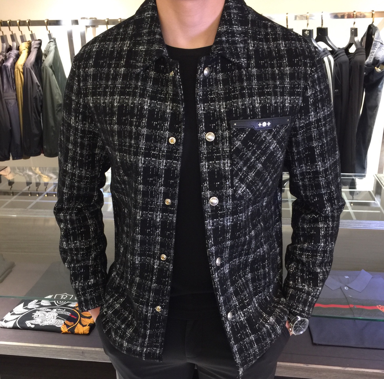 NO:521163,A big recommendation from the donkey!  2025ss autumn and winter new lapel jacket!  Celebrity’s favorite fashion designer style fashionable wool coat!  It uses high-end imported wool wool fabric. The upper body is crisp and stylish, and the dress is stylish while maintaining comfort. Flexibility. The upper body has a good shape, keeps warm and comfortable, and continues to continue the most popular wool fabric in autumn and winter clothes. It has a thick texture, soft touch, and good warmth. It highlights the texture accessories are all high-end materials for customers, which are very textured, shiny, and high-end and atmospheric!  Size M~XXXL (model 175/125 catties wear M), louis vuitton,louis vuitton,jackets & coats,alexander wang19860909驴家重磅推荐！2025ss秋冬新品翻领外套！明星最爱时装 设计师款 时尚羊毛呢外套！采用高档进口羊毛呢面料.上身挺括有型,着装有型同时又能保持舒适性 灵活性 上身版型赞,保暖舒适,继续延续秋冬装最受欢迎羊毛面料,质感厚实,触感柔软,保暖性佳,凸显质感配件都是客供高档材料,非常具有质感,有光泽,高端大气！尺码M～XXXL（模特175/125斤穿M）,,louis vuitton,louis vuitton,jackets & coats,alexander wang,Men's clothing