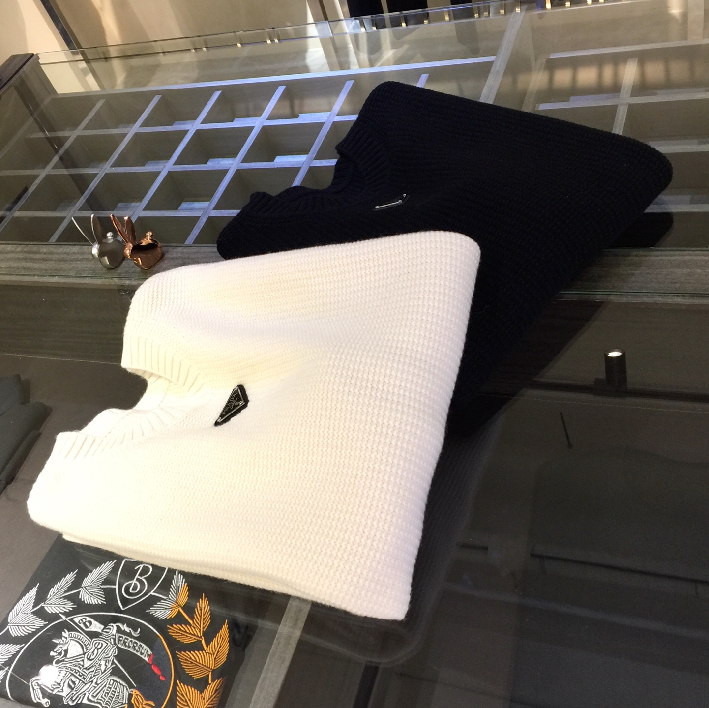 NO:545223,P home 25-year ZG ace new model, century-old classic wool hardware embellishment, slightly wide version of fashionable wool pullover, extremely simple and classic style design, classic slightly wide version cutting design, elegant and simple upper body, full of personality, and well demonstrates the spirit and grade. 60 wool 20 acrylic 10 nylon 10 protein elastic fiber. The style is also a relatively loose popular version, which is more outstanding and eye-catching in matching performance and upper body, and also more elegant and stylish, with extremely high recognition. The sense of specifications is full of specifications, and it must be a dazzling landscape on the street. It is made of top-notch merino wool, and the texture is also as outstanding as ever. A classic charming product that never goes out of date. No need to say much, just buy it!  !  Black off-white Size M~XXXL (Micro-wide version Please indicate whether you are slim or loose when placing an order), alexander wang19860909P家25年ZG王牌新款,百年经典羊毛五金元素点缀,微阔版时尚羊毛套头 极度简约经典的风格设计,经典微阔的版型裁剪设计,上身大方简约,又饱含个性,并且良好的彰显精气神与档次所在. 60绵羊毛20晴纶10锦纶10蛋白弹力纤维.版型也是较为宽松的流行版型,在搭配性能和上身性上更加的出色亮眼,也更显气质跟格调感,辨识度更是极高,规格感满分,必定是街上一道亮眼的风景线 搭配顶级的美利奴羊毛的针织打造,质感也是一如既往的出色高级 一款经典永不过时的魅力产物 不用多言的爆款,抢购即可！！黑色 米白色 尺码M～XXXL（微阔版 下单请注明修身还是宽松）,,alexander wang,Men's clothing