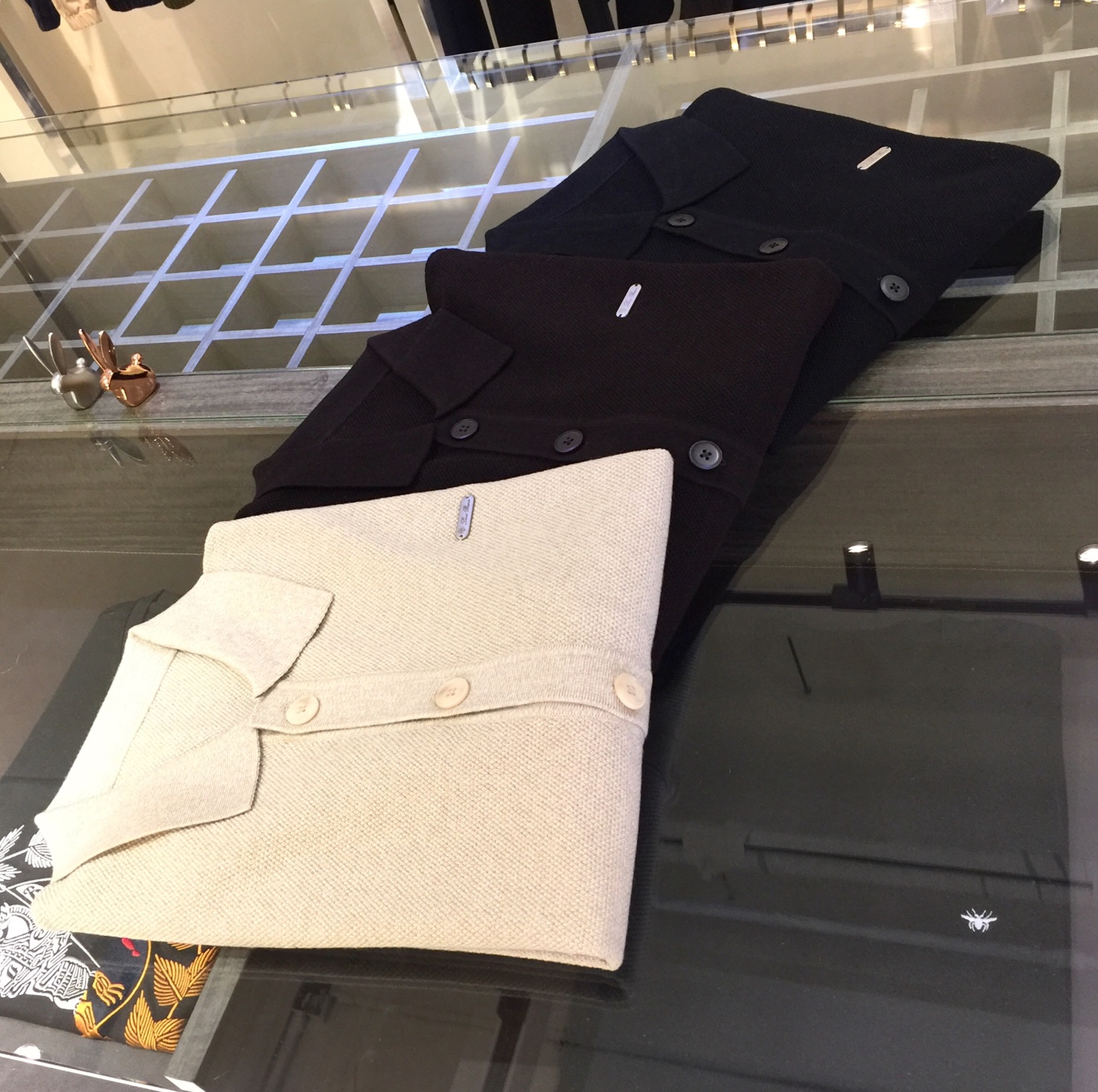 NO:545231,LP Home 25 autumn and winter new product - men's wool knitted lapel cardigan. LP's old money design has a full temperament on the upper body, creating a fashionable and outstanding exquisite feeling!  The overall outer body is made of solid colors, and the upper body has no cumbersome feeling. The overall design feels really high-end. The brand's classic elements are interpreted in a new style. It is the perfect first choice for single wear or inner wear in spring, autumn and winter!  The regular style tailoring + business lapel design has a very good matching performance. Whether it is business negotiation or home camping, it can be worn as an inner and outer wear.  This wool knitted cardigan is carefully woven with imported 50 wool acrylic yarn. Australian Merino wool is a prettier product in wool. Its gloss and softness are not comparable to ordinary wool. The fiber fineness is only 1/10 of a hair, without the hardness of wool. The whole fabric is crisp, thin, soft and fine, and has a high density, which allows the yarn to have strong rebound. It will not deform for a long time and will have a soft and wrinkle-resistant, not easy to pill, tight and strong woven surface, and has a delicate texture. It is a sewing maker with more than 10 years of experience, and has 14 processes, one stitched with one stitch. Both sides of the front and the other are sewn by wool, soft, delicate and elastic, not pilling, and no shrinkage. Color black/shadow coffee/khaki Size M~XXXL (model-jin-wiping M), loro piano, alexander  wang19860909LP家25秋冬季新品-男士羊毛针织翻领开衫. LP的老钱设计,上身就是气质满满,打造时髦出众的精致感！ 外衣身整体为纯色打造,上身毫无累赘感,整体设计感真的非常高级,将品牌经典元素以全新风格诠释,是春秋冬单穿或内搭的完美首选！常规的版型剪裁+商务翻领设计,其搭配性能超乎相当到位,不管是商务洽谈还是居家露营,都可作为内搭和外穿. 这款羊毛针织开衫甄选进口50羊毛腈纶纱线精心织造,澳大利亚美丽诺羊毛,羊毛中的岌品,其光泽度和柔顺感非一般羊毛可以相比的,纤维细度只有一根头发丝的1/10,毫无羊毛的硬扎感.整个面料挺括轻薄,柔软细密度很高,让纱线拥有炒强的回弹,长久穿着不会变形拥有柔软抗皱、不易起球、紧密结实的织面,拥有细腻的肌理感.由10年以上工龄的缝纫师,经过14道工序,一针一线手工缝制而成.正反两面都是羊毛缝制的,柔软细腻富有弹性,还不扎人,不起球,不缩水. 颜色黑色/暗影咖/卡其色 尺码M～XXXL（模特-斤穿M）,,loro piana,alexander wang,Men's clothing