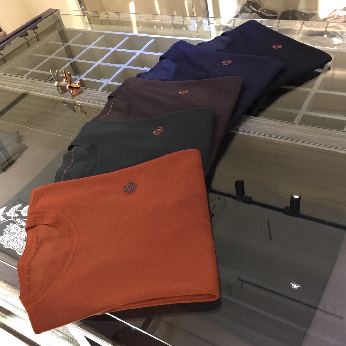 NO:545240,LP Fat Brother Gospel 1975AW autumn and winter latest Tiansi sweater series, versatile and basic style for commuting to work, round neck design!  A must-have for business elites. It uses Tiansi Mulberry Silk Wool fabric. Wenru soft, delicate and soft. Wear it alone in spring and autumn, and base it in winter!  The upper body is naturally comfortable. The business and casual slim fit can be worn in both business and leisure!  The overall craftsmanship line is really impeccable!  Versatile!  Black/dark blue/dark brown/dark green/brick red!  Size M~4XL (model/catties wear M), loro piano, sweaters, alexander wang19860909LP家胖哥哥福音1975AW秋冬最新天丝毛衣系列 上班通勤百搭基本款 圆领设计！商务精英必备 采用天丝桑蚕丝羊毛面料 温儒柔软 细腻柔软 春秋单穿、冬天打底！上身自然是舒适 商务休闲修身款 无论是商务还是休闲时候都可穿搭配！整体的工艺车线真的是无可挑剔的！百搭！黑色/深蓝色/深咖色/暗绿色/砖红色！尺码M～4XL（模特/斤穿M）,,loro piana,sweaters,alexander wang,Men's clothing