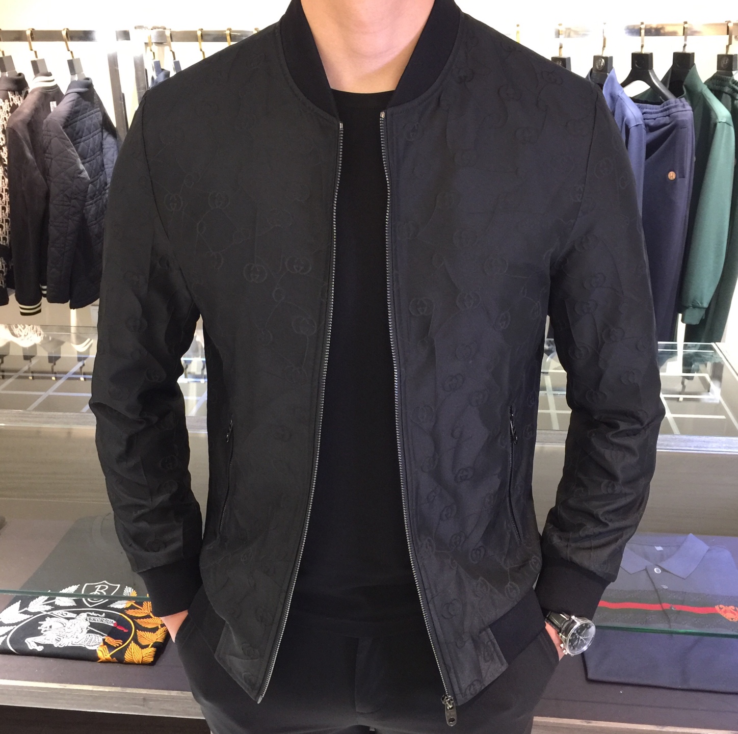 NO:545176,G Home 2025 autumn new product, fashionable and handsome, clean and neat tailored, full of urban style!  The luxury of taste can be reflected in casual outfits. Customer-supplied high-end high-minded nylon jacquard fabric is super soft!  The crisp drooping feel is quite good, with a light luster, and a dense and skin-friendly feeling!  Zippered cardigan baseball collar jacket, perfect slim fit, new outfit at any time!  Not only is it comfortable to wear, but it is also extremely breathable!  Size M~XXXL (model/kilogram wear M), gucci, jackets & coats, jackets & coats, alexander wang19860909G家2025秋季新品 时尚帅气 干净利落剪裁 都市风十足！在随意的装束中都能体现有品位的奢华感 客供高支高密尼龙提花面料 面料超柔软！挺括垂感相当不错,淡淡光泽,密实感亲肤好！ 拉链开衫棒球领夹克外套 完美修身版型 随时变化新装！不仅穿起来很舒服 而且无比透气！ 尺码M～XXXL（模特/斤穿M）,,gucci,jackets & coats,jackets & coats,alexander wang,Men's clothing