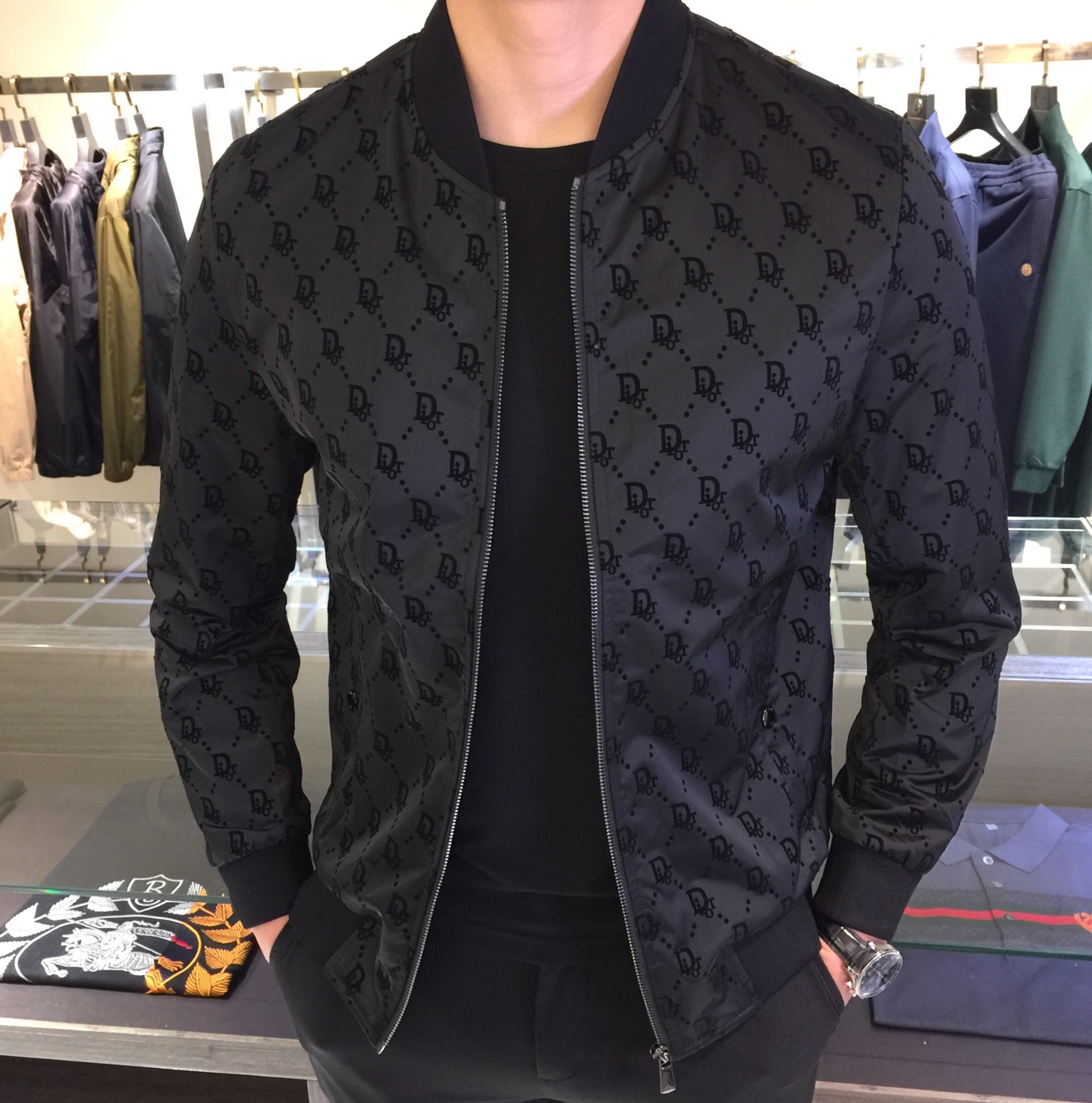 NO:545184,Dijia's latest jacket in early autumn 2025!  The latest top original list, comfortable to wear, super texture, business casual jacket, a must-have for travel, long wear, overall design is fashionable and simple, brand pattern flocking design!  Symbolizes the highest quality of the brand, the original single brand is classic and eternal!  Accept any kind of test!  Size M~XXXL (model/kilogram wear M),,dior, jackets & coats, jackets & coats,alexander wang19860909迪家2025早秋最新外套！最新顶尖原单,穿着舒适 质感超强 商务休闲夹克,出行必备,穿着时间长,整体设计时尚而简洁,品牌图案植绒设计！象征了品牌至高的品质,原单大牌 经典永恒！接受任何形式的考验！尺码M～XXXL（模特/斤穿M）,,dior,jackets & coats,jackets & coats,alexander wang,Men's clothing