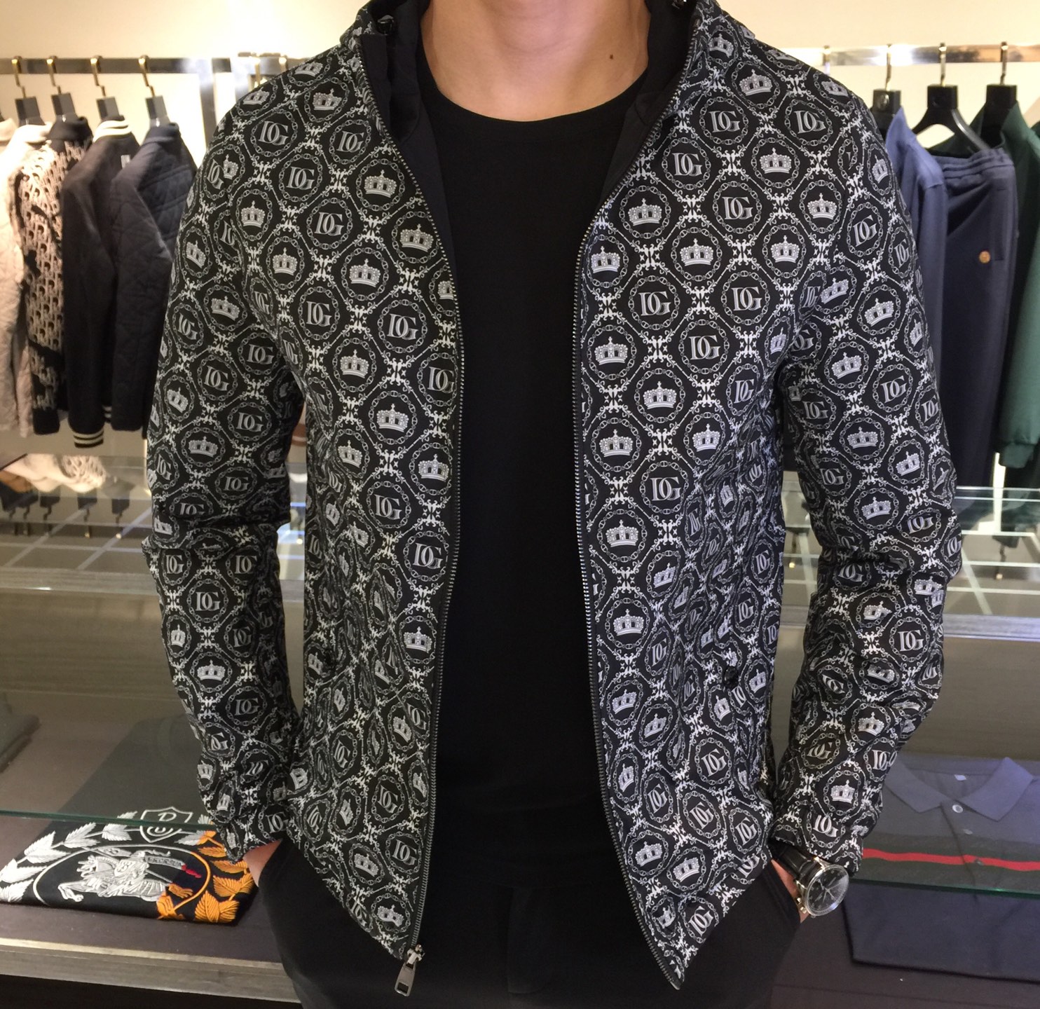 NO:545192,DG Home 2025 autumn new product, high-end customization, double-sided hooded series!  The rare classic and fashionable double-sided jacket shows calmness on one side and the printed logo shows luxury on the other side!  It uses imported windproof fabric 3D digital printed fabric, delicate feel, the body car line is really exquisite, the uniform and fine car line, the shoulder connection is neat, and the slim fit style is competent, whether it is casual or business, the absolute perfect model, the upper body is handsome!  Size M~XXXL (model/kilogram wear M), gucci, jackets & coats, hats, alexander wang19860909DG家2025秋季新品 高级定制 双面穿连帽系列！不多得的经典时尚双面穿外套一面净色显沉稳、一面印花Logo显奢华！采用进口防风面料3D数码印花面料 手感细腻 衣身车线真的是精湛 均匀细密的车线 肩部衔接处走线工整 修身版型 无论休闲还是商务都能胜任 绝对的完美款 上身一级帅气！尺码M～XXXL（模特/斤穿M）,,gucci,jackets & coats,hats,alexander wang,Men's clothing