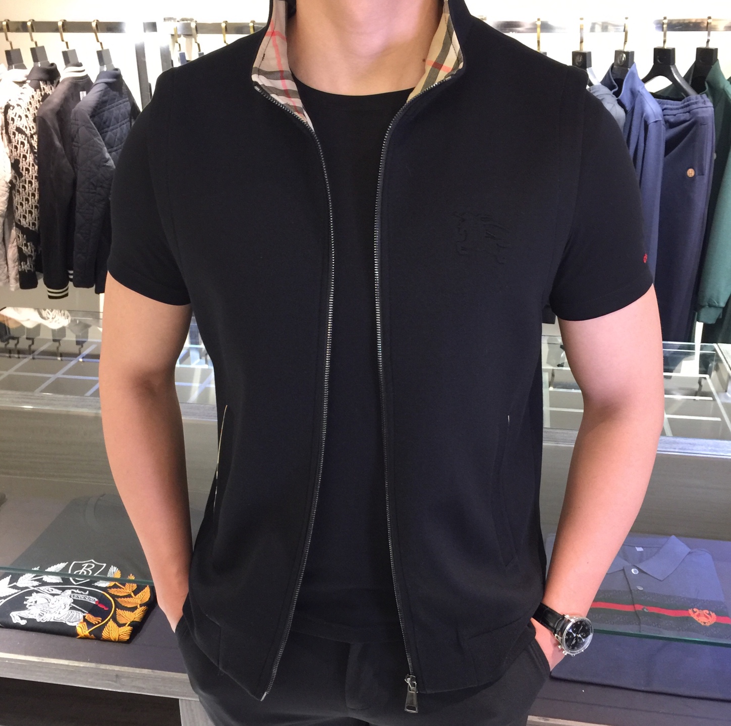 NO:545205,Home B has launched a high-spec wool-blend vest jacket in autumn and winter 2025!  Heavy industry weaving technology, hardware zipper buckle. It has a three-dimensional sense, fashionable personality, exquisite craftsmanship, create extraordinary details and undergoes complex craftsmanship!  Soft and thick, friendly to the skin, the fabric absorbs sweat and breathable, has excellent style, and the upper body effect is very stable and mature. It is versatile and age-reducing, and has a great workmanship, simple and generous, fashionable and age-reducing, atmospheric and fashionable, full of European and American style!  Size M~XXXL (model/kilogram wear M), Jackets & coats,alexander wang19860909B家2025秋冬重磅推出 高规格羊毛混纺马甲外套！重工织艺,五金拉链扣.立体感十足,个性时尚,精湛的工艺,缔造非凡的细节,经过复杂的工艺！柔软厚实,亲和肌肤,面料吸汗又透气,版型精良,上身效果十分稳重成熟气质,百搭减龄款,做工超赞,简单大方,时尚减龄,大气时尚,欧美范儿十足！尺码M～XXXL（模特/斤穿M）,,jackets & coats,alexander wang,Men's clothing