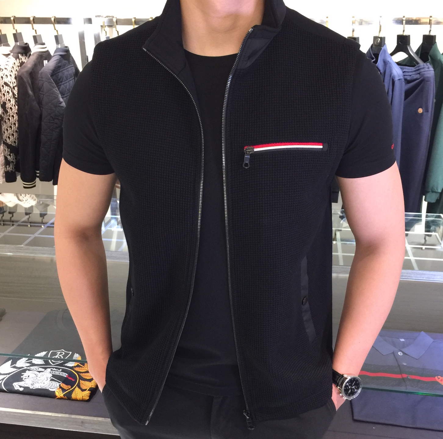 NO:545213,TB Home 2025 autumn and winter launches a high-spec wool blended vest jacket!  Heavy industry weaving technology, hardware zipper buckle. It has a three-dimensional sense, fashionable personality, exquisite craftsmanship, create extraordinary details and undergoes complex craftsmanship!  Soft and thick, friendly to the skin, the fabric absorbs sweat and breathable, has excellent style, and the upper body effect is very stable and mature. It is versatile and age-reducing, and has a great workmanship, simple and generous, fashionable and age-reducing, atmospheric and fashionable, full of European and American style!  Size M~XXXL (model/kilogram wear M), Jackets & coats,alexander wang19860909TB家2025秋冬重磅推出 高规格羊毛混纺马甲外套！重工织艺,五金拉链扣.立体感十足,个性时尚,精湛的工艺,缔造非凡的细节,经过复杂的工艺！柔软厚实,亲和肌肤,面料吸汗又透气,版型精良,上身效果十分稳重成熟气质,百搭减龄款,做工超赞,简单大方,时尚减龄,大气时尚,欧美范儿十足！尺码M～XXXL（模特/斤穿M）,,jackets & coats,alexander wang,Men's clothing