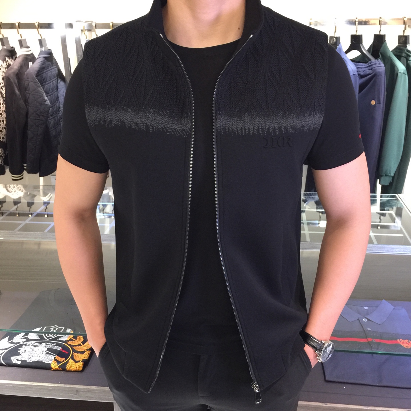 NO:545222,Dijia's 2025 autumn and winter launches a high-standard wool blended vest jacket!  Heavy weaving, hardware zipper buckle. Full three-dimensionality, fashionable personality, exquisite craftsmanship, creating extraordinary details, through complex craftsmanship!  Soft and thick, skin-friendly, the fabric is sweat-absorbent and breathable, the shape is excellent, the upper body effect is very stable and mature, versatile and age-reducing style, excellent workmanship, simple and elegant, fashionable for age-reducing, stylish, full of European and American style!  Size M～XXXL (model/weight M), dior, jackets & coats, alexander wang19860909迪家2025秋冬重磅推出 高规格羊毛混纺马甲外套！重工织艺,五金拉链扣.立体感十足,个性时尚,精湛的工艺,缔造非凡的细节,经过复杂的工艺！柔软厚实,亲和肌肤,面料吸汗又透气,版型精良,上身效果十分稳重成熟气质,百搭减龄款,做工超赞,简单大方,时尚减龄,大气时尚,欧美范儿十足！尺码M～XXXL（模特/斤穿M）,,dior,jackets & coats,alexander wang,Men's clothing