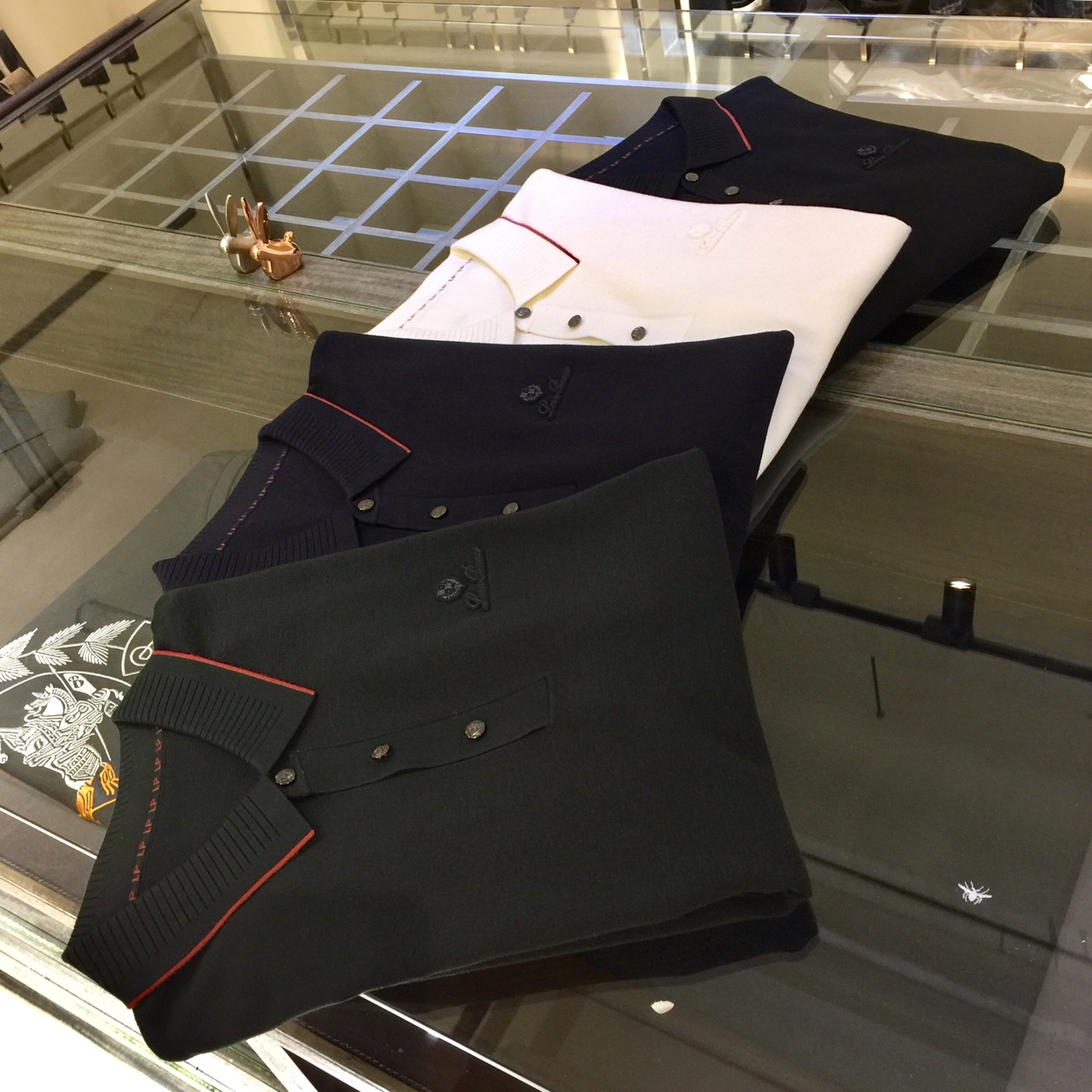 NO:545230,LP Fat Brother Gospel 1975AW autumn and winter latest Tiansi sweater series, versatile and basic style for commuting to work, lapel design!  A must-have for business elites. It uses Tiansi Mulberry Silk Wool fabric. Wenru soft, delicate and soft. Wear it alone in spring and autumn, and base it in winter!  The upper body is naturally comfortable. The business and casual slim fit can be worn in both business and leisure!  The overall craftsmanship line is really impeccable!  Versatile!  Black/white/dark blue/dark green!  Size M~4XL (model/catties wear M), loro piano, sweaters, alexander wang19860909LP家胖哥哥福音1975AW秋冬最新天丝毛衣系列 上班通勤百搭基本款 翻领设计！商务精英必备 采用天丝桑蚕丝羊毛面料 温儒柔软 细腻柔软 春秋单穿、冬天打底！上身自然是舒适 商务休闲修身款 无论是商务还是休闲时候都可穿搭配！整体的工艺车线真的是无可挑剔的！百搭！黑色/白色/深蓝色/深绿色！尺码M～4XL（模特/斤穿M）,,loro piana,sweaters,alexander wang,Men's clothing