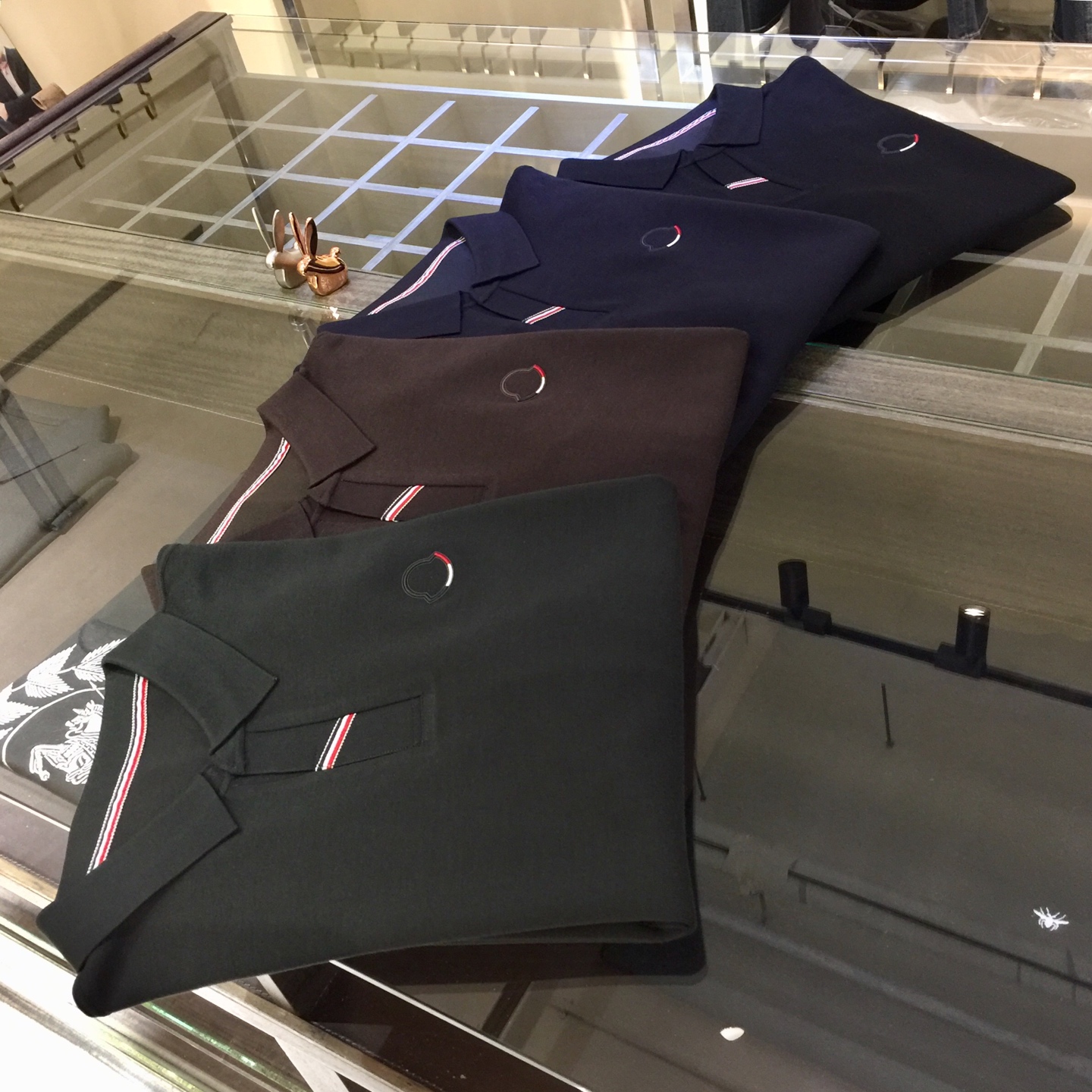 NO:545238,Mo's Fat Brother Gospel 1975AW autumn and winter latest Tiansi sweater series, versatile and basic style for commuting to work, lapel design!  A must-have for business elites. It uses Tiansi Mulberry Silk Wool fabric. Wenru soft, delicate and soft. Wear it alone in spring and autumn, and base it in winter!  The upper body is naturally comfortable. The business and casual slim fit can be worn in both business and leisure!  The overall craftsmanship line is really impeccable!  Versatile!  Black/dark blue/brown/dark green!  Size M～4XL (model/catties wear M), sweaters, alexander wang19860909Mo家胖哥哥福音1975AW秋冬最新天丝毛衣系列 上班通勤百搭基本款 翻领设计！商务精英必备 采用天丝桑蚕丝羊毛面料 温儒柔软 细腻柔软 春秋单穿、冬天打底！上身自然是舒适 商务休闲修身款 无论是商务还是休闲时候都可穿搭配！整体的工艺车线真的是无可挑剔的！百搭！黑色/深蓝色/棕色/深绿色！尺码M～4XL（模特/斤穿M）,,sweaters,alexander wang,Men's clothing