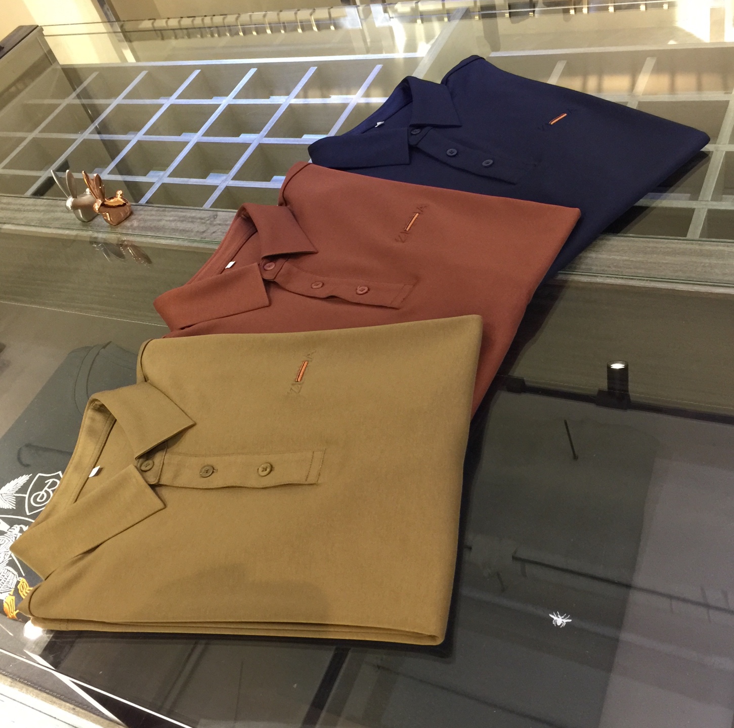 NO:545245,Ze’s trading company orders, big recommendations!  The aristocratic temperament interpreted by the noble boy's style in the autumn and winter of 2025AW, luxury brand, minimalist and atmospheric business and casual long-sleeved lapel shirt, uses imported top mercerized laceel blend fabric, moderate thickness, super soft and skin-friendly feel!  Chest brand logo hot stamping process!  The tailoring is a slim fit, absolutely a pretty and handsome fit!  It can be seen from the locking needle that it is absolutely produced by a large manufacturer. This density of sewing process is absolutely meticulous in handling details!  Highly recommended, and you can't see such a style outside at all!  Dark blue/coffee/maple leaf green!  Size M~XXXL (model/kilogram wear M), alexander wang19860909Ze家贸易公司订单 重磅推荐！2025AW秋冬贵公子风范演绎出的贵族气质 奢侈品牌 极简主义大气商务休闲长袖翻领衫 采用进口顶级丝光莱赛尔混纺面料 厚度适中 超柔软亲肤触感！胸前品牌Logo烫印工艺！剪裁属于修身版型 绝对挺括帅气的合体型！从锁针可以看出 绝对大厂代工出品 这种密度的缝制工艺 对待细节处理绝对是一丝不苟！强烈推荐 而且外面您是根本看不到这样的款式的！深蓝色/咖色/枫叶绿！尺码M～XXXL（模特/斤穿M）,,alexander wang,Men's clothing