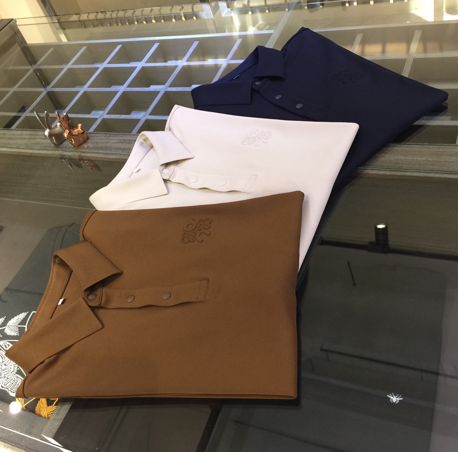 NO:545250,Luojia Trading Company Orders Big Recommendations!  The aristocratic temperament interpreted by the noble boy's style in the autumn and winter of 2025AW, luxury brand, minimalist and atmospheric business and casual long-sleeved lapel shirt, uses imported top mercerized laceel blend fabric, moderate thickness, super soft and skin-friendly feel!  Chest brand logo hot stamping process!  The tailoring is a slim fit, absolutely a pretty and handsome fit!  It can be seen from the locking needle that it is absolutely produced by a large manufacturer. This density of sewing process is absolutely meticulous in handling details!  Highly recommended, and you can't see such a style outside at all!  Dark blue/beige/coffee!  Size M~XXXL (model/kilogram wear M), loewe, alexander wang19860909罗家贸易公司订单 重磅推荐！2025AW秋冬贵公子风范演绎出的贵族气质 奢侈品牌 极简主义大气商务休闲长袖翻领衫 采用进口顶级丝光莱赛尔混纺面料 厚度适中 超柔软亲肤触感！胸前品牌Logo烫印工艺！剪裁属于修身版型 绝对挺括帅气的合体型！从锁针可以看出 绝对大厂代工出品 这种密度的缝制工艺 对待细节处理绝对是一丝不苟！强烈推荐 而且外面您是根本看不到这样的款式的！深蓝色/米灰色/咖色！尺码M～XXXL（模特/斤穿M）,,loewe,alexander wang,Men's clothing