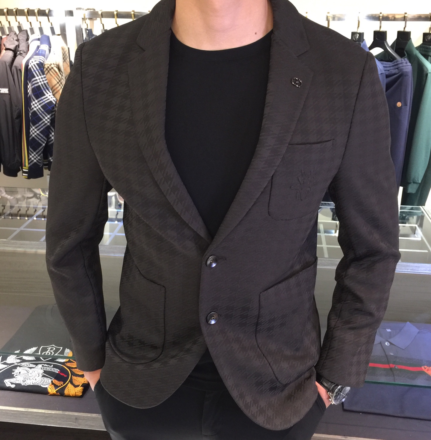 NO:545257,Dijia 2025ss autumn and winter new style, high-end customization, business-style eternal suit style, classic suit collar, 2 buckles, slightly zipped waist, the simplest commuting and casual design!  Because this model is a light and soft commuter outfit, the whole body is more uniform, with a crochet craftsmanship, atmospheric and decent, and highlights the exquisiteness at will. It uses top-quality custom super soft silky blend, high-density ultra-thin material, skin-friendly and delicate, soft and breathable, super texture, and strong sense of class. Classic and not picky, the color dedicated to men's wardrobe is simple and generous, easy to wear but not picky, and the quality can definitely stand the test. Black/gray!  Size M~XXXL (model/kilogram wear M), dior, business suit, alexander wang19860909迪家2025ss秋冬新款 高级定制 商务风永恒的西装版型 经典西装领,2粒扣,腰部微收,最为简约通勤与休闲设计！因这款主打的是轻薄、柔软的通勤装,整身更为平服,钩织工艺,大气得体,随意中凸显精致.采用顶级定制超柔丝滑混纺 高密超薄材质、手感亲肤 细腻舒适 柔软透气,质感超强,档次感强.经典不挑人,男士衣橱专用的颜色 简单大方,好穿不挑人,品质绝对经得起考验.黑色/灰色！尺码M～XXXL（模特/斤穿M）,,dior,business suit,alexander wang,Men's clothing