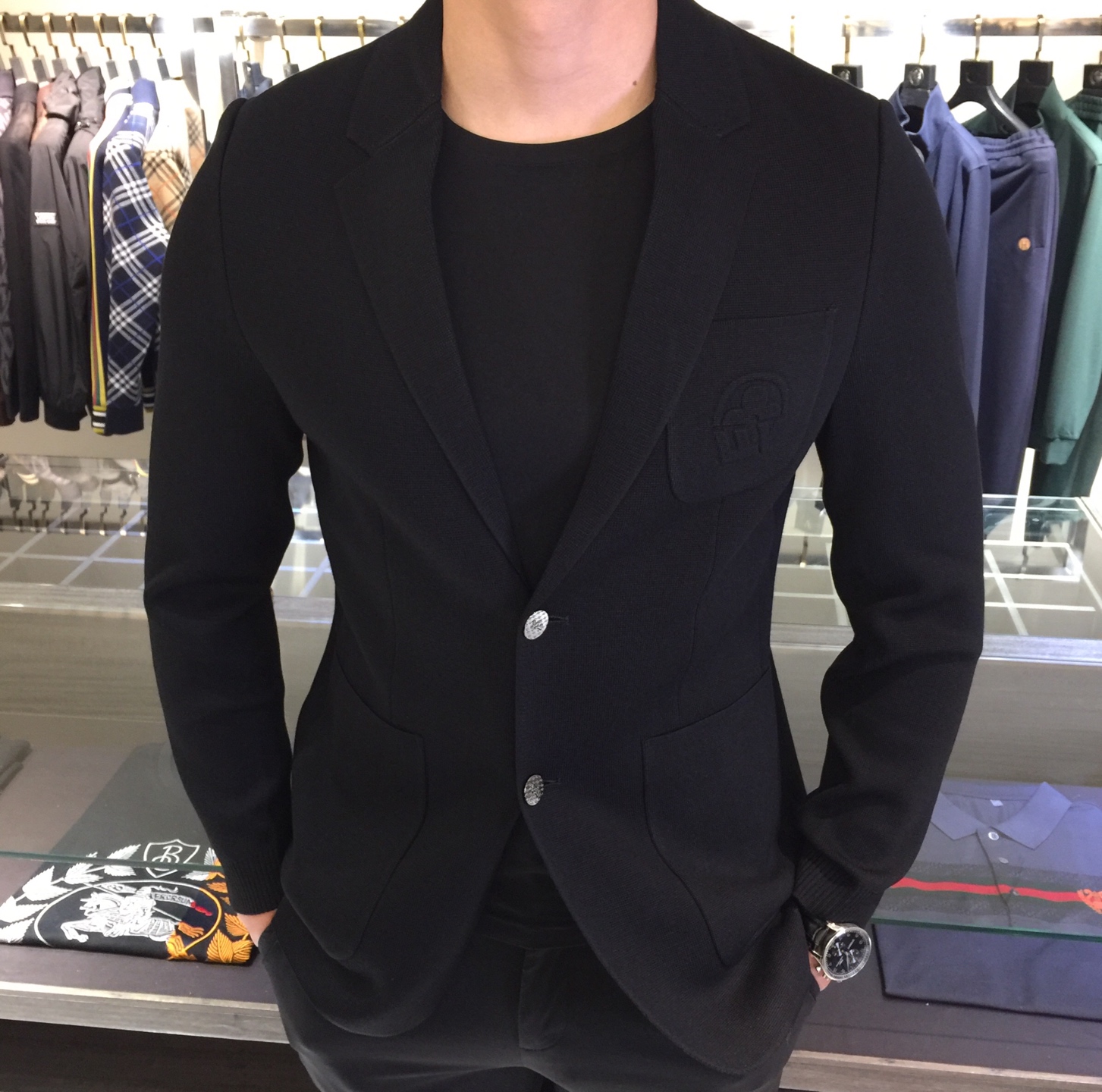 NO:545270,Lujia 2025ss autumn and winter new style, advanced customization, business style timeless suit style, classic suit collar, 2 buttons, slightly gathered waist, the most simple commuting and leisure design!  The main feature of this piece is a commuter suit made of strong knitted wool blend fabric, which is elegant and casual. It feels skin-friendly, delicate and comfortable, soft and breathable, has a super texture and a strong sense of class. It is classic and not picky, and is a color specially designed for men's wardrobe. It is simple and elegant, easy to wear but not picky, and the quality will definitely stand the test. Sizes M ~ XXXL (model/weight wearing M),, louis vuitton, louis vuitton, business suit, alexander wang19860909驴家2025ss秋冬新款 高级定制 商务风永恒的西装版型 经典西装领,2粒扣,腰部微收,最为简约通勤与休闲设计！这款主打的是坚挺的针织羊毛混纺面料通勤装,大气得体,随意中凸显精致.手感亲肤 细腻舒适 柔软透气,质感超强,档次感强.经典不挑人,男士衣橱专用的颜色 简单大方,好穿不挑人,品质绝对经得起考验.尺码M～XXXL（模特/斤穿M）,,louis vuitton,louis vuitton,business suit,alexander wang,Men's clothing