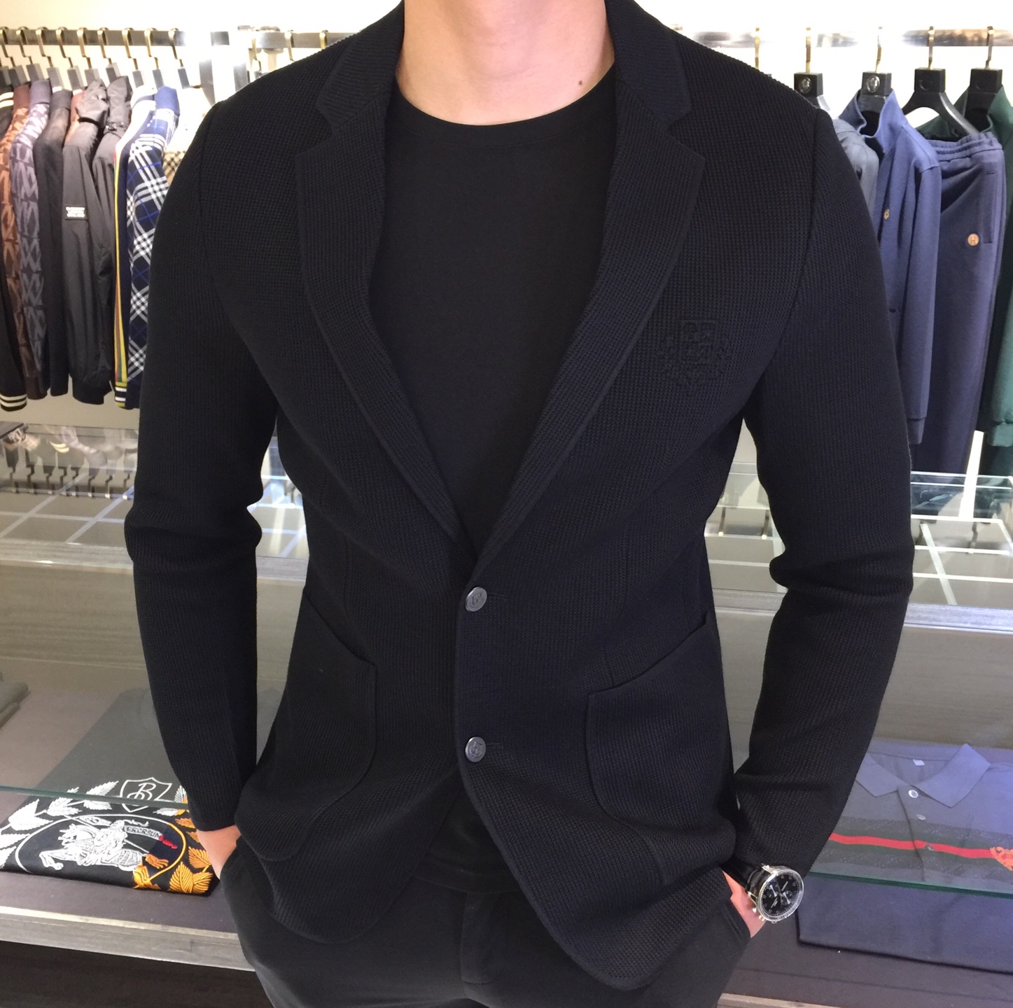 NO:545277,LP's 2025ss autumn and winter new style, advanced customization, business-style timeless suit style, classic suit collar, 2 buttons, slightly gathered waist, the most simple commuting and leisure design!  This style is mainly made of strong knitted fabrics for commuting wear, which is elegant and casual, and highlights the sophistication. It feels skin-friendly, delicate and comfortable, soft and breathable, has a super texture and a strong sense of class. It is classic and not picky, and the color is suitable for men's wardrobe. It is simple and elegant, easy to wear but not picky, and the quality can definitely stand the test. Sizes M ~ XXXL (model/weight wearing M), loro piana, business suit, alexander wang19860909LP家2025ss秋冬新款 高级定制 商务风永恒的西装版型 经典西装领,2粒扣,腰部微收,最为简约通勤与休闲设计！这款主打的是坚挺的针织面料通勤装,大气得体,随意中凸显精致.手感亲肤 细腻舒适 柔软透气,质感超强,档次感强.经典不挑人,男士衣橱专用的颜色 简单大方,好穿不挑人,品质绝对经得起考验.尺码M～XXXL（模特/斤穿M）,,loro piana,business suit,alexander wang,Men's clothing