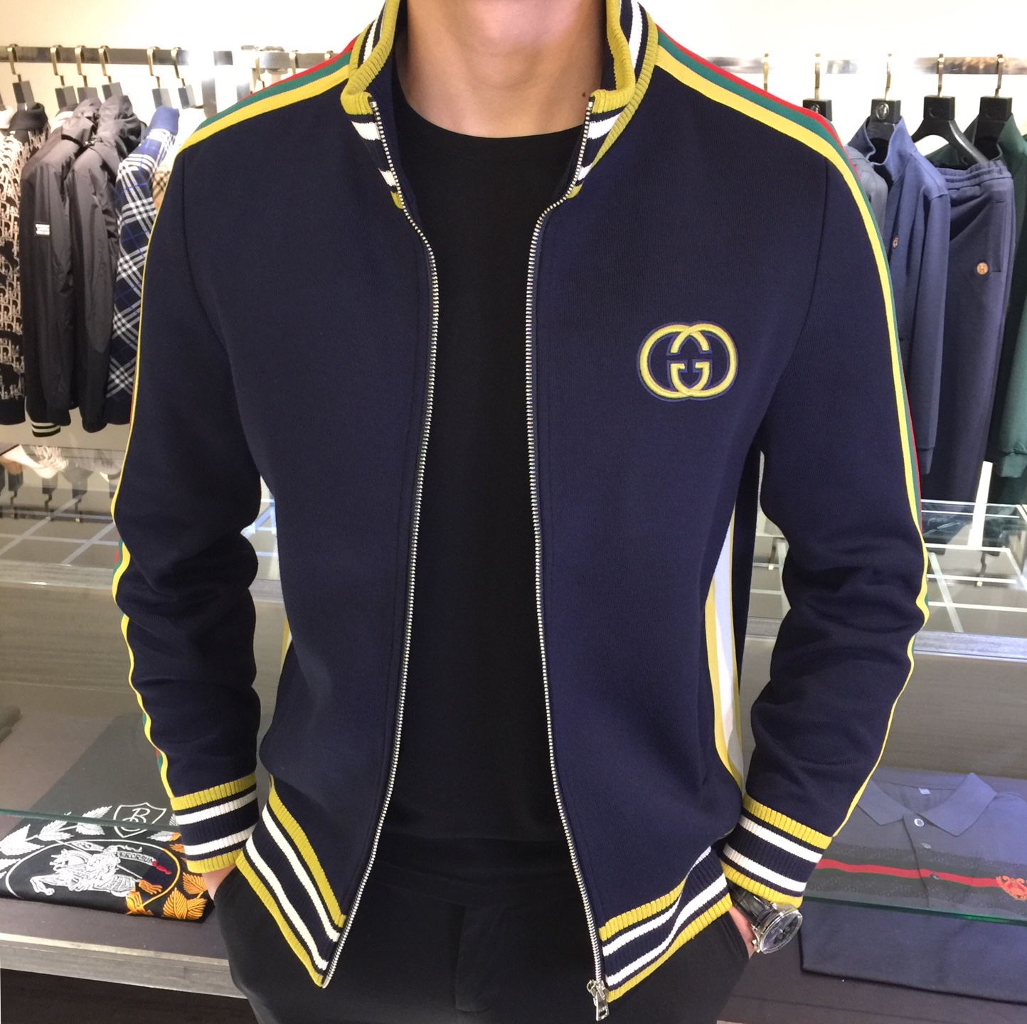 NO:545283,G Home launched a heavyweight stand-alone wool knitted jacket with heavy craftsmanship design, shoulder-descending webbing, full of three-dimensionality!  Light luxury and fashionable, exquisite craftsmanship creates extraordinary details. After complex craftsmanship, the fabric is a high-quality imported wool blend. It is soft and thick, friendly to the skin, the fabric is sweat-absorbing and breathable, with excellent style, and the upper body effect is very stable and mature. It is versatile and age-reducing, and has a great workmanship, simple and generous, fashionable and age-reducing, and full of European and American style!  Dark blue!  Size M~XXXL (model/kilogram wear M), gucci, jackets & coats, alexander wang19860909G家2025重磅推出 厚款立领羊毛针织外套,重工艺设计,落肩织带拼接,立体感十足！轻奢时尚,精湛的工艺,缔造非凡的细节,经过复杂的工艺,面料成分是上等进口的羊毛混纺 它柔软厚实,亲和肌肤,面料吸汗又透气,版型精良,上身效果十分稳重成熟气质,百搭减龄款,做工超赞,简单大方,时尚减龄,大气时尚,欧美范儿十足！深蓝色！尺码M～XXXL（模特/斤穿M）,,gucci,jackets & coats,alexander wang,Men's clothing