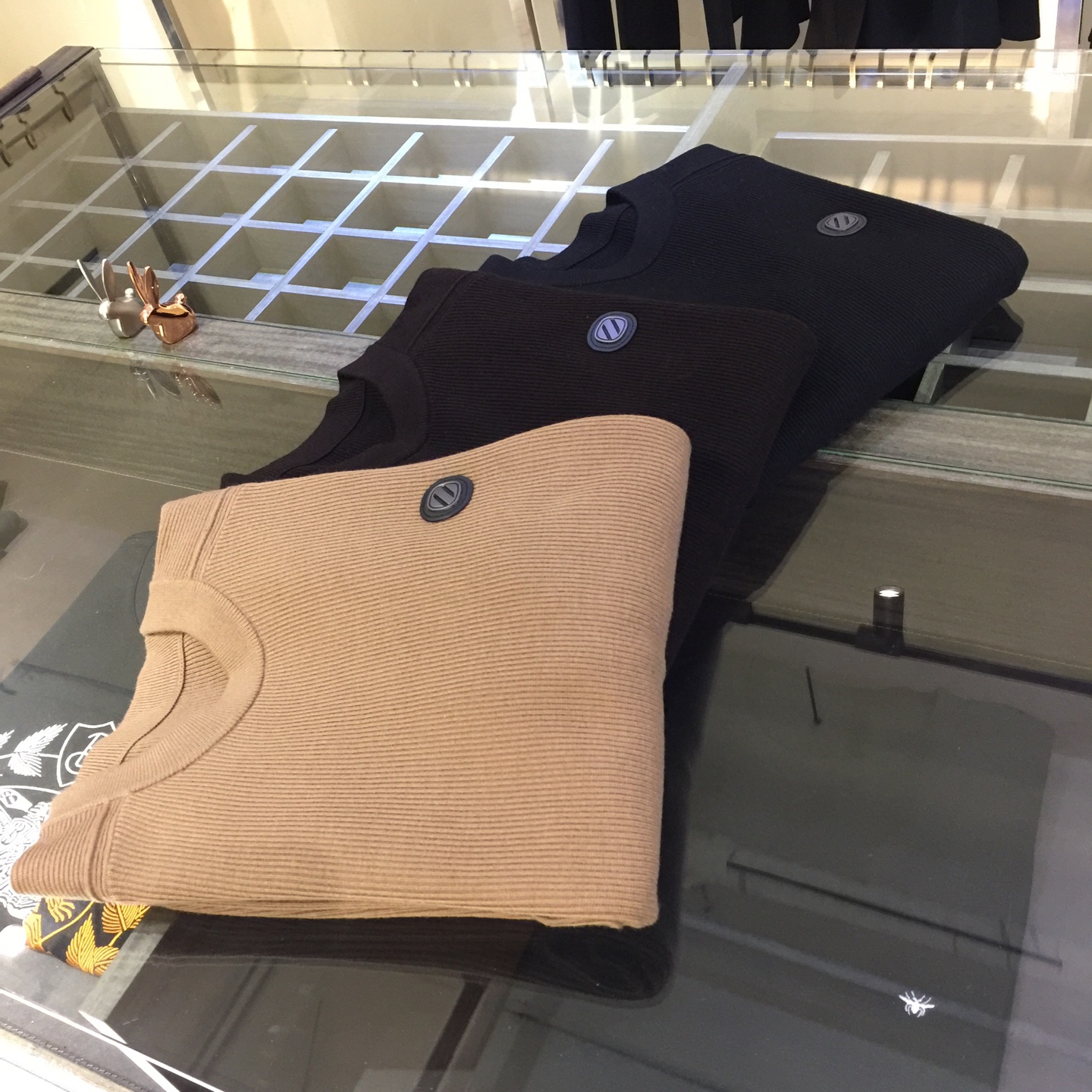 NO:545261,Ze Home 2025 autumn and winter new sweater made of Tasmanian wool blend. The chest brand logo inlay design!  High quality is naturally the first choice for everyone. Simple but not simple. The upper body is invincible and soft, and it cares for your skin. It is soft and comfortable. It is thick and warm, and the upper body is excellent. A must-have for urban casual business!  Black/dark brown/card color!  Size M~XXXL (model/125 catties wear M), sweaters, alexander wang19860909Ze家2025秋冬新款毛衣 塔斯马尼亚羊毛混纺制成.胸前品牌Logo镶嵌设计！高品质自然是大家的首选 简约但不简单. 上身无敌柔软 呵护着您的肌肤. 柔软舒适.厚实保暖,上身效果超棒. 都市休闲商务必备款！黑色/深咖色/卡色！尺码M～XXXL（模特/125斤穿M）,,sweaters,alexander wang,Men's clothing