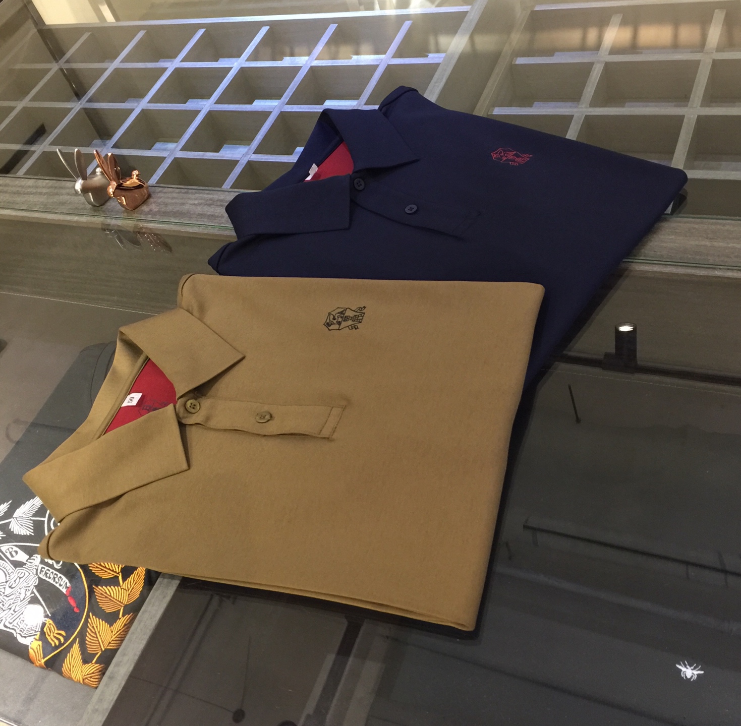 NO:545268,BC Trade Company Orders Big Recommendations!  The aristocratic temperament interpreted by the noble boy's style in the autumn and winter of 2025AW, luxury brand, minimalist and atmospheric business and casual long-sleeved lapel shirt, uses imported top mercerized laceel blend fabric, moderate thickness, super soft and skin-friendly feel!  Chest brand logo embroidery craftsmanship!  The tailoring is a slim fit, absolutely a pretty and handsome fit!  It can be seen from the locking needle that it is absolutely produced by a large manufacturer. This density of sewing process is absolutely meticulous in handling details!  Highly recommended, and you can't see such a style outside at all!  Dark blue/maple green!  Size M~XXXL (model/125 catties wear M), chanel, alexander wang19860909BC家贸易公司订单 重磅推荐！2025AW秋冬贵公子风范演绎出的贵族气质 奢侈品牌 极简主义大气商务休闲长袖翻领衫 采用进口顶级丝光莱赛尔混纺面料 厚度适中 超柔软亲肤触感！胸前品牌Logo刺绣工艺！剪裁属于修身版型 绝对挺括帅气的合体型！从锁针可以看出 绝对大厂代工出品 这种密度的缝制工艺 对待细节处理绝对是一丝不苟！强烈推荐 而且外面您是根本看不到这样的款式的！深蓝色/枫叶绿！尺码M～XXXL（模特/125斤穿M）,,chanel,alexander wang,Men's clothing