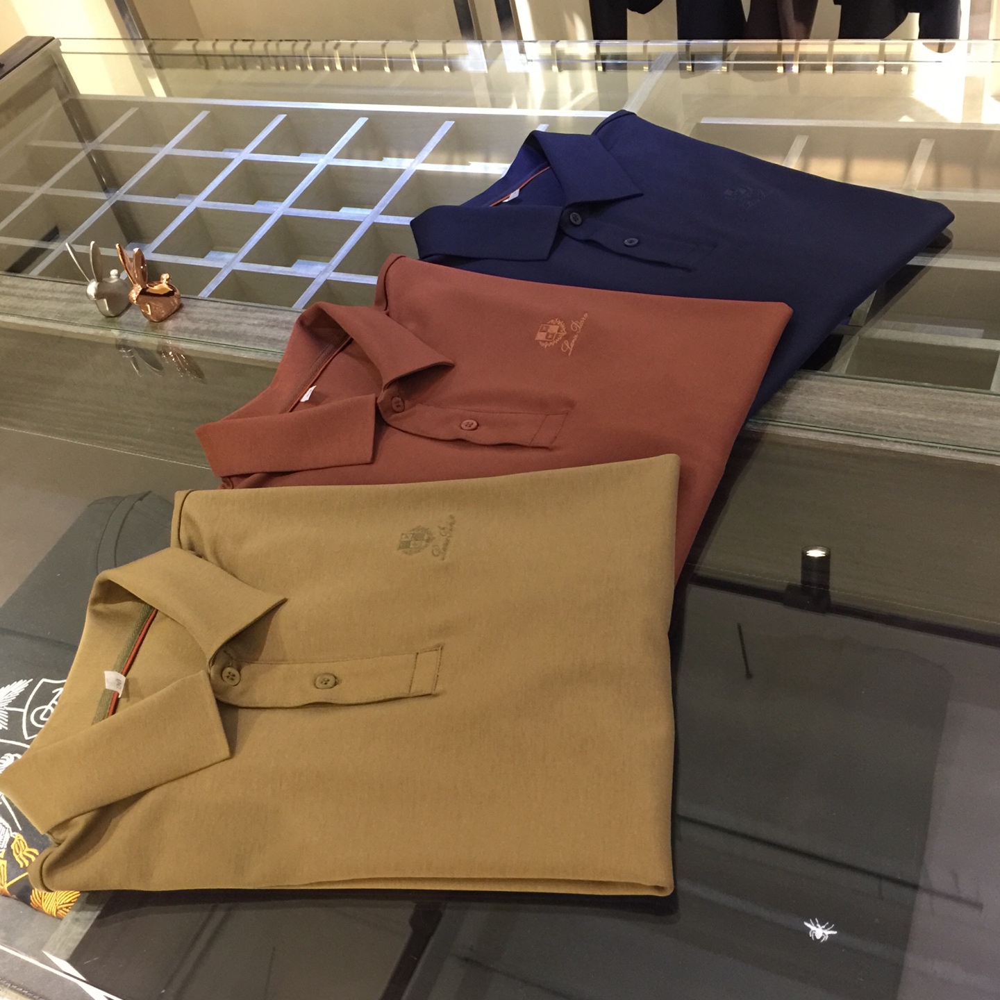 NO:545275,LP Trading Company Orders Big Recommendations!  The aristocratic temperament interpreted by the noble boy's style in the autumn and winter of 2025AW, luxury brand, minimalist and atmospheric business and casual long-sleeved lapel shirt, uses imported top mercerized laceel blend fabric, moderate thickness, super soft and skin-friendly feel!  Chest brand logo embroidery craftsmanship!  The tailoring is a slim fit, absolutely a pretty and handsome fit!  It can be seen from the locking needle that it is absolutely produced by a large manufacturer. This density of sewing process is absolutely meticulous in handling details!  Highly recommended, and you can't see such a style outside at all!  Dark blue/coffee/maple leaf green!  Size M~XXXL (model/125 catties wear M), loro piana, alexander wang19860909LP家贸易公司订单 重磅推荐！2025AW秋冬贵公子风范演绎出的贵族气质 奢侈品牌 极简主义大气商务休闲长袖翻领衫 采用进口顶级丝光莱赛尔混纺面料 厚度适中 超柔软亲肤触感！胸前品牌Logo刺绣工艺！剪裁属于修身版型 绝对挺括帅气的合体型！从锁针可以看出 绝对大厂代工出品 这种密度的缝制工艺 对待细节处理绝对是一丝不苟！强烈推荐 而且外面您是根本看不到这样的款式的！深蓝色/咖色/枫叶绿！尺码M～XXXL（模特/125斤穿M）,,loro piana,alexander wang,Men's clothing