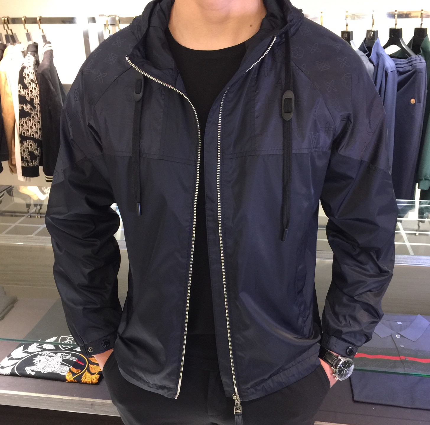 NO:545280,The original list of the donkey family!  The latest hooded jacket for autumn and winter 2025!  Comfortable to wear, super texture, sports and leisure, a must-have for travel!  Wear for a long time, and the overall design is fashionable and simple!  Symbolizes the highest quality of the brand, classic and eternal!  Accept any kind of test!  Black/dark blue!  Size M~XXXL (model/125 catties wear M), louis vuitton,louis vuitton,jackets & coats,hats,alexander wang19860909驴家原单！2025秋冬最新款连帽夹克！穿着舒适 质感超强 运动休闲,出行必备！穿着时间长,整体设计时尚简约！象征了品牌至高的品质,经典永恒！接受任何形式的考验！黑色/深蓝色！尺码M～XXXL（模特/125斤穿M）,,louis vuitton,louis vuitton,jackets & coats,hats,alexander wang,Men's clothing