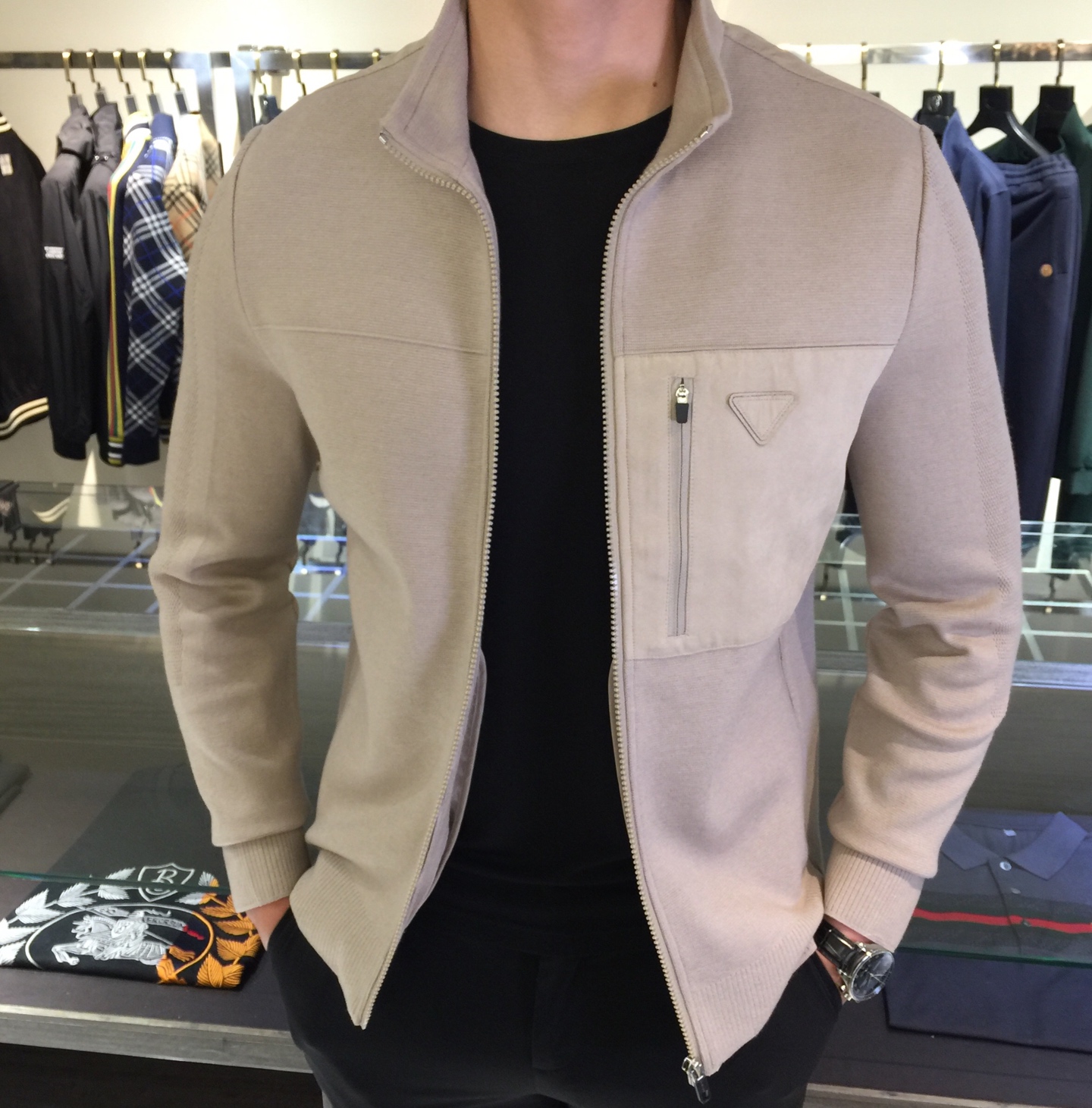 NO:545285,Pjia 2025 launches a leather velvet knitted splicing jacket, full of three-dimensionality!  Light luxury and fashionable, exquisite craftsmanship creates extraordinary details. After complex craftsmanship, the fabric is a high-quality imported wool blend. It is soft and thick, friendly to the skin, the fabric is sweat-absorbing and breathable, with excellent style, and the upper body effect is very stable and mature. It is versatile and age-reducing, and has a great workmanship, simple and generous, fashionable and age-reducing, and full of European and American style!  Black/coffee/apricot!  Size M~XXXL (model/125 catties wear M), Jackets & coats,alexander wang19860909P家2025重磅推出 皮绒针织拼接外套,立体感十足！轻奢时尚,精湛的工艺,缔造非凡的细节,经过复杂的工艺,面料成分是上等进口的羊毛混纺 它柔软厚实,亲和肌肤,面料吸汗又透气,版型精良,上身效果十分稳重成熟气质,百搭减龄款,做工超赞,简单大方,时尚减龄,大气时尚,欧美范儿十足！黑色/咖色/杏色！尺码M～XXXL（模特/125斤穿M）,,jackets & coats,alexander wang,Men's clothing