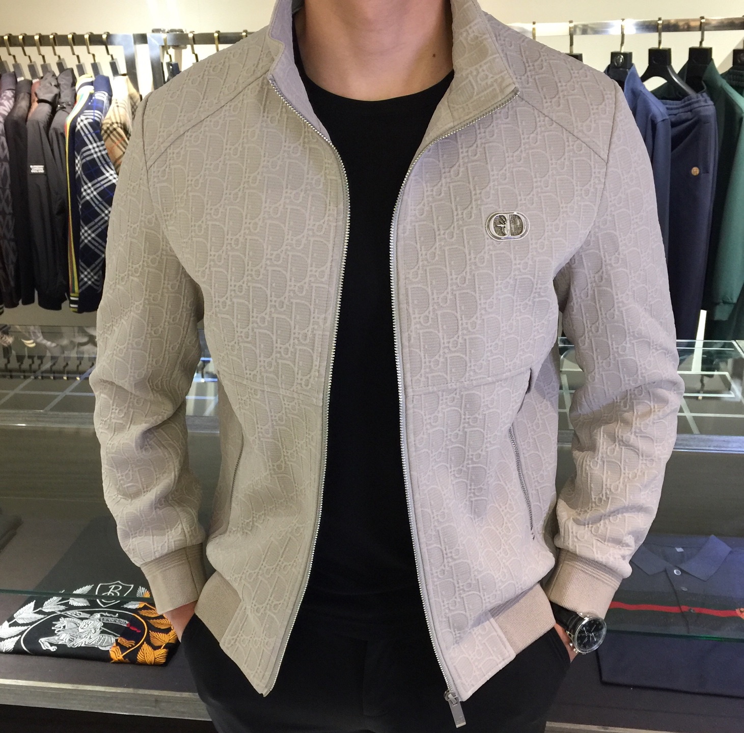 NO:545291,Dijia 2025 autumn and winter jacket uses high-end jacquard fabric for customer supply!  It requires high production process and cost, which is a difficult and time-consuming fashion process. Lapel jacket design!  Suitable for men of all shapes, you can easily match with denim, casual, and wardrobe pants. It is very practical and can easily control travel in any occasion!  Black/Apricot!  Size M~XXXL (model/125 catties wear M), dior, jackets & coats, alexander wang19860909迪家2025秋冬外套 采用客供高端提花面料！对制作工艺和成本都很高要求 , 是一种高难度并且耗时费力的时装工艺 翻领的外套设计！适合各种身形的男士 搭牛仔 搭休闲 搭卫裤 都可以轻松搭配 实用率非常高,任何场合都可以轻松驾驭出行！黑色/杏色！尺码M～XXXL（模特/125斤穿M）,,dior,jackets & coats,alexander wang,Men's clothing