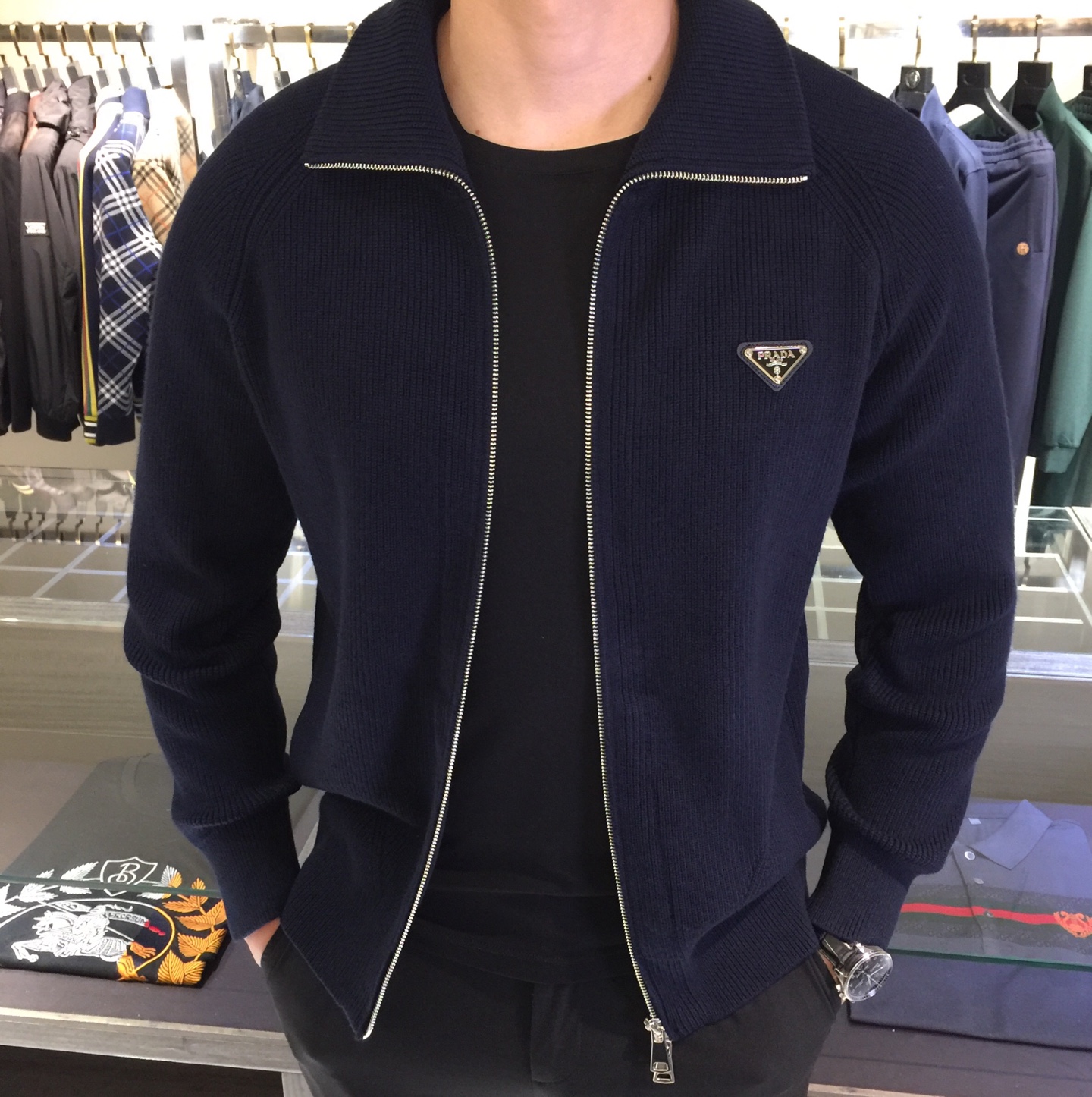 NO:545298,The big hit version of P family is coming to launch a wool cardigan, a 100% fashionable wool cardigan jacket, and the hardware on the chest is inlaid with three-dimensional sense. It is fashionable, exquisite craftsmanship, and creates extraordinary details. After complex craftsmanship, the fabric is 100% imported wool. It is soft and thick, friendly to the skin, the fabric is sweat-absorbing and breathable, and the style is excellent. The upper body effect is very stable and mature. It is versatile and age-reducing, and the workmanship is super simple and generous, fashionable and age-reducing, and full of European and American style!  Black/dark blue!  Size M~XXXL (model/125 catties wear M), Jackets & coats,alexander wang19860909P家大爆款来袭重磅推出羊毛开衫,时尚百分百羊毛开衫外套,胸前标志五金镶嵌立体感十足.个性时尚,精湛的工艺,缔造非凡的细节,经过复杂的工艺,面料成分是上等进口的百分百羊毛 它柔软厚实,亲和肌肤,面料吸汗又透气,版型精良,上身效果十分稳重成熟气质,百搭减龄款,做工超赞,简单大方,时尚减龄,大气时尚,欧美范儿十足！黑色/深蓝色！尺码M～XXXL（模特/125斤穿M）,,jackets & coats,alexander wang,Men's clothing