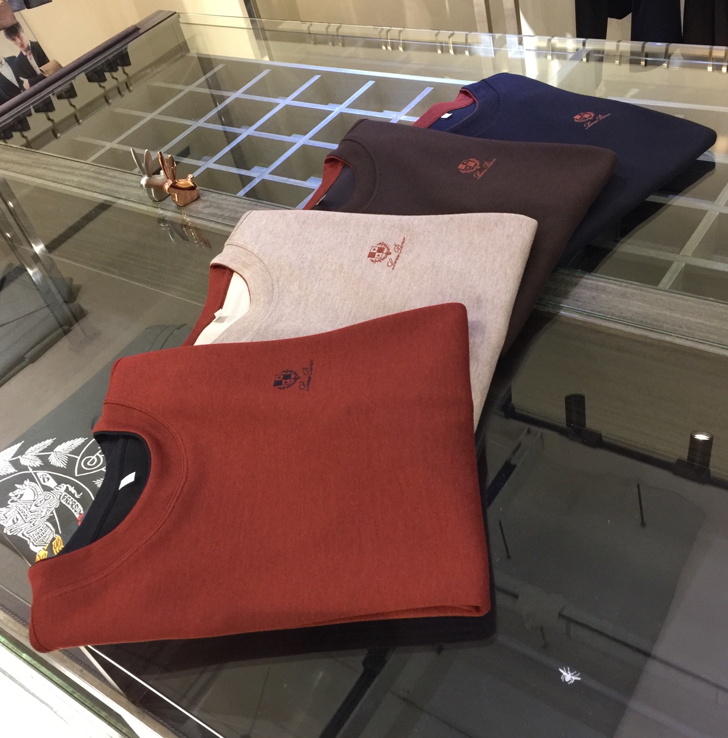 NO:545333,LP Home 2025 autumn and winter new product, classic and fashionable versatile long-sleeved shirt, styling fabric (fleece 70 wool blend) fabric is soft and delicate, and the neckline is subtle and fake two-piece design!  Basic base shirts are indispensable for men's wardrobes. They can be matched with various clothing anytime and anywhere to meet your daily needs. The fabrics and factories we choose are all used by first-tier brands. The clothes are designed very atmospheric and fashionable, with high-end goods!  Dears, hurry up and buy it!  Black/dark brown/camel/sauce red!  Size M~XXXL (model/125 catties wear M), loro piana, alexander wang19860909LP家2025秋冬新品 经典时尚百搭长袖衫 订织面料（抓绒70绵羊毛混纺）面料柔软细腻 领口处细微假两件设计！男人的衣柜都少不了基础打底衫 随时随地都可以拿来搭配各种服饰 满足您日常生活需求.我们所选择的面料及工厂都是一线品牌所使用的,衣服设计非常的大气时尚,高档货物！亲们赶紧入手！黑色/深咖色/驼色/酱红色！尺码M～XXXL（模特/125斤穿M）,,loro piana,alexander wang,Men's clothing